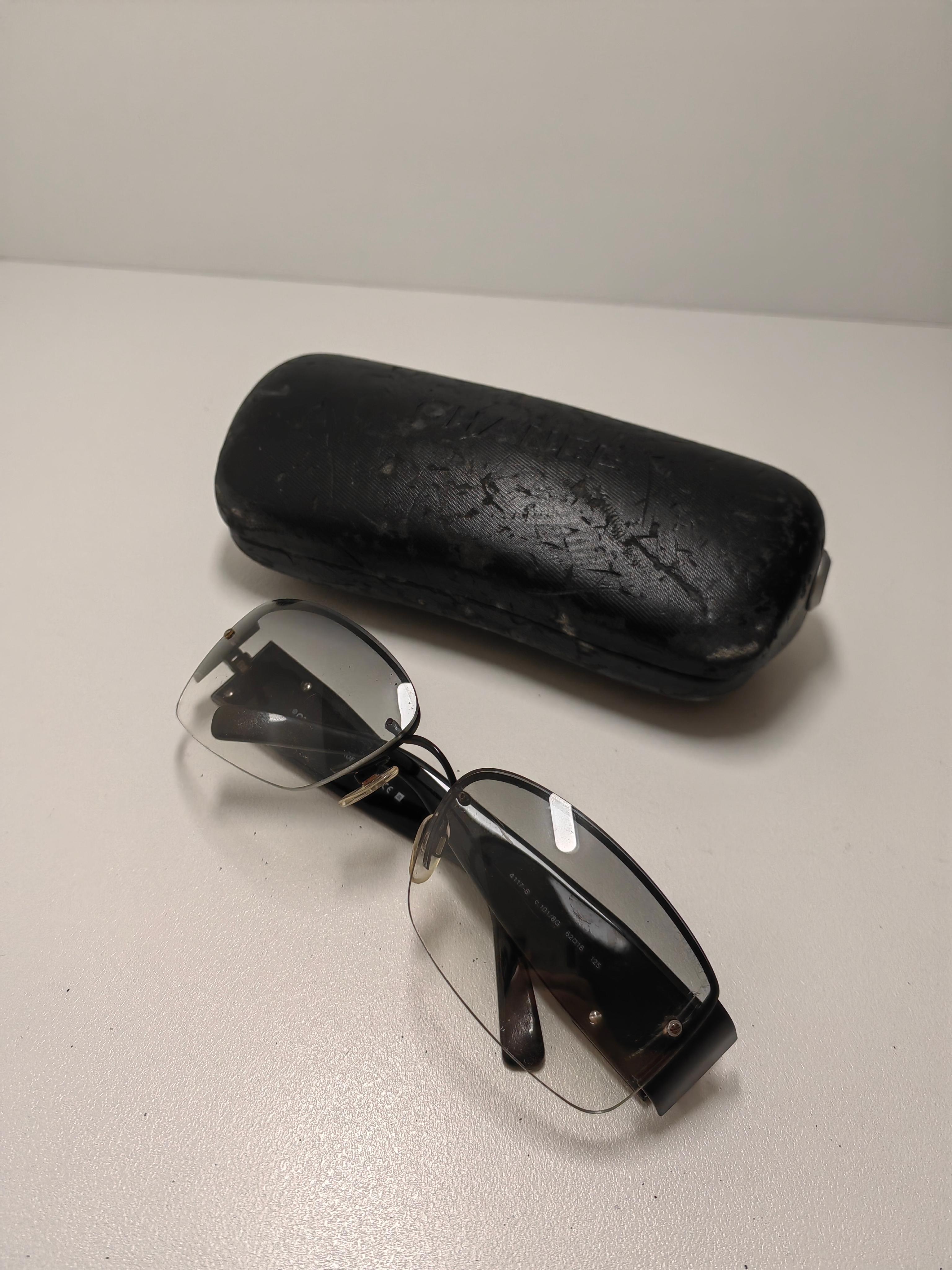 Lunettes de soleil vintage Chanel CC Interlocking Black Large Side Logo Grey Lens en vente 6