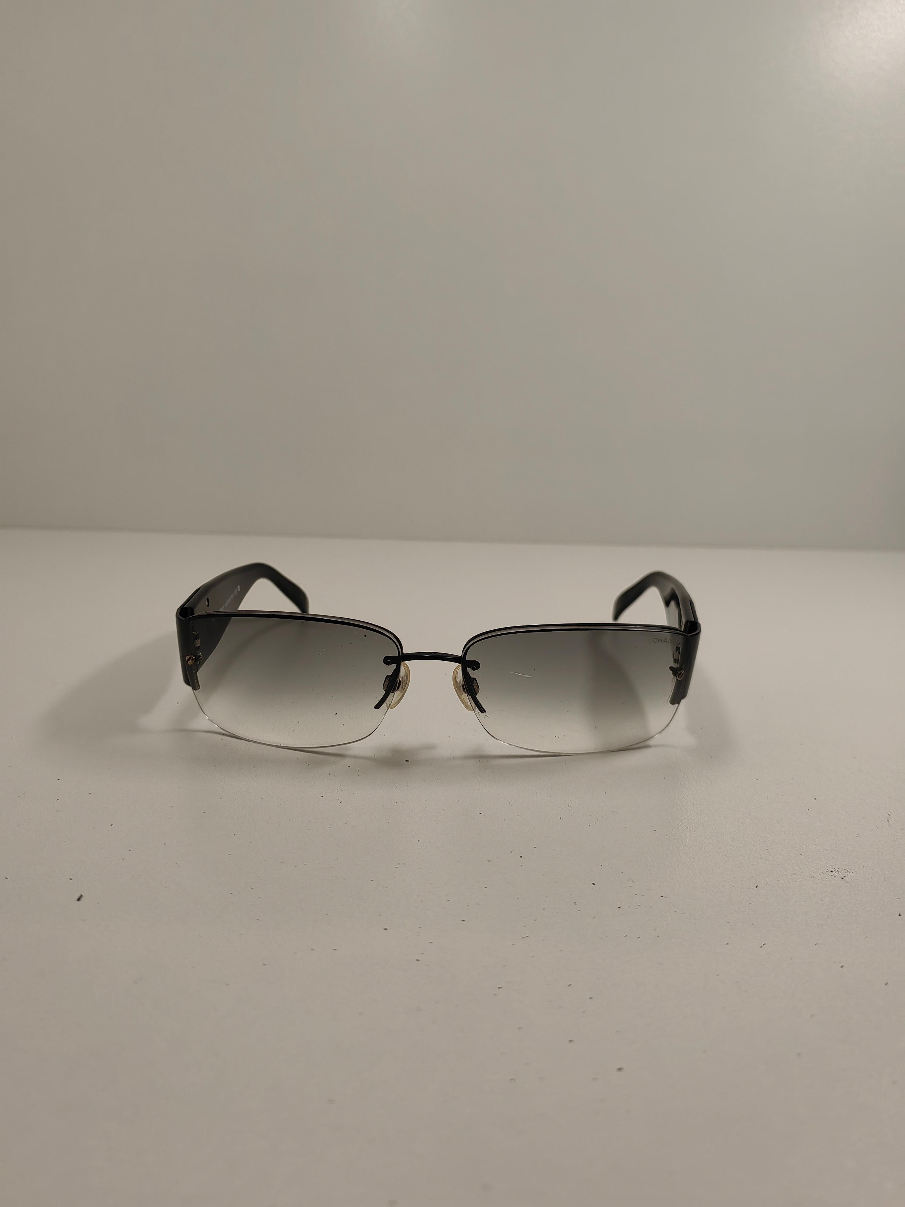 Lunettes de soleil Vintage Chanel Millennium Black Rhinestone CC Logo

Entrez dans l'élégance intemporelle avec ces lunettes de soleil Vintage Chanel Millennium, une pièce de collection rare du début des années 2000. Dotées d'une monture noire