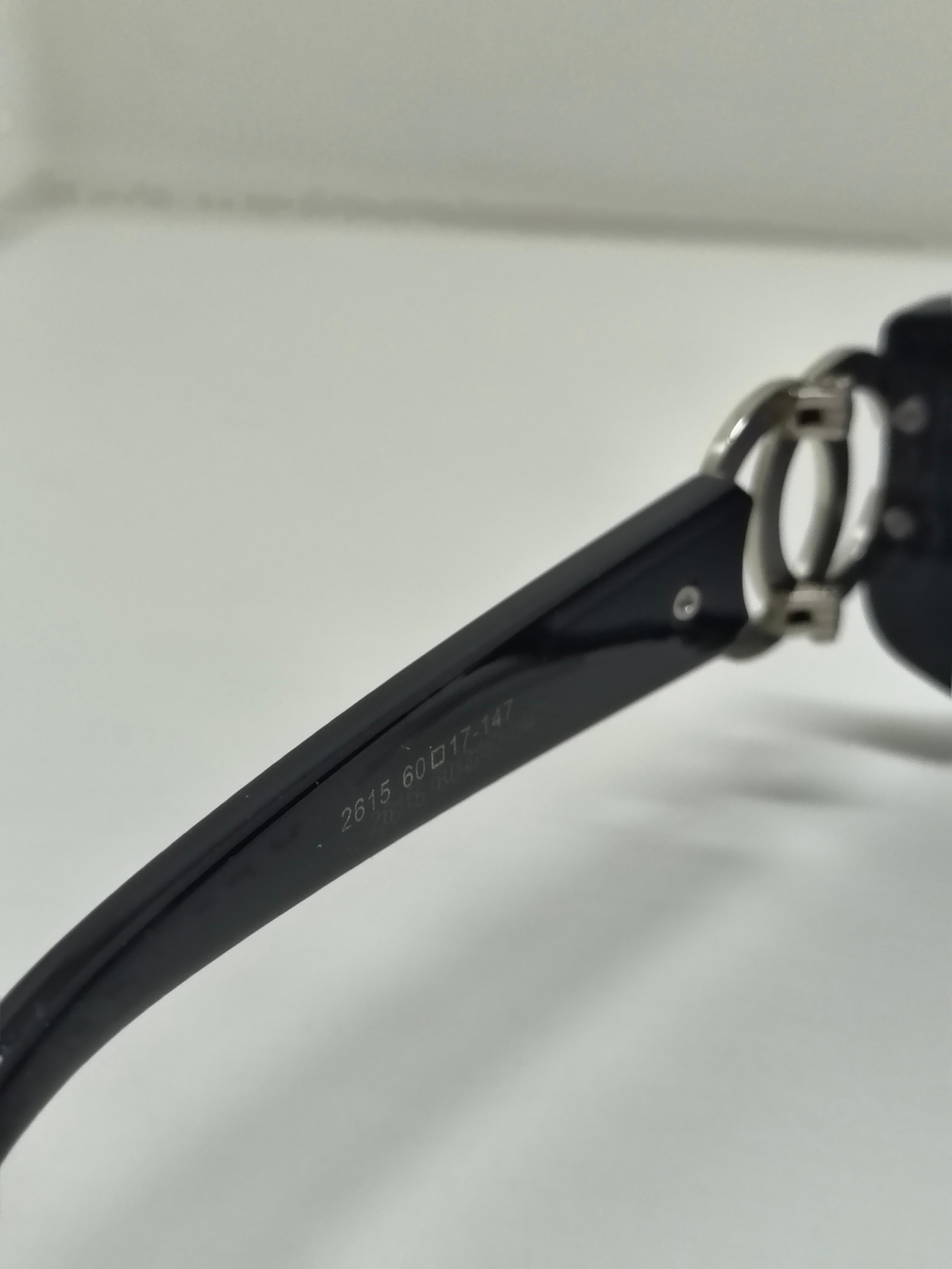 Erhöhen Sie Ihren Stil mit dieser exquisiten Vintage Chanel CC Interlocking Black Large Side Logo Grey Lens Sunglasses. Diese Sonnenbrille aus dem legendären Hause Chanel strahlt zeitlose Eleganz und Raffinesse aus.

Das Design: Das