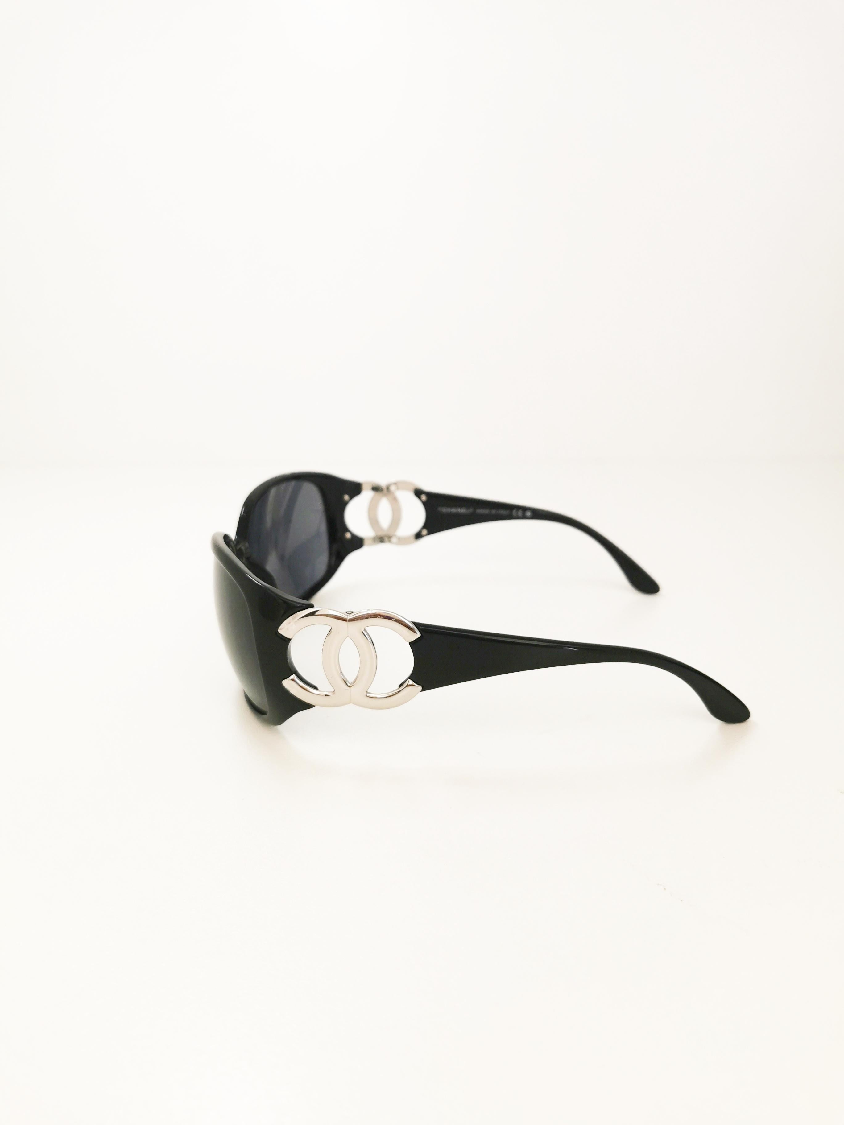 Vintage Chanel CC Interlocking Black Large Side Logo Grey Lens Sunglasses In Good Condition In PUTNEY, NSW