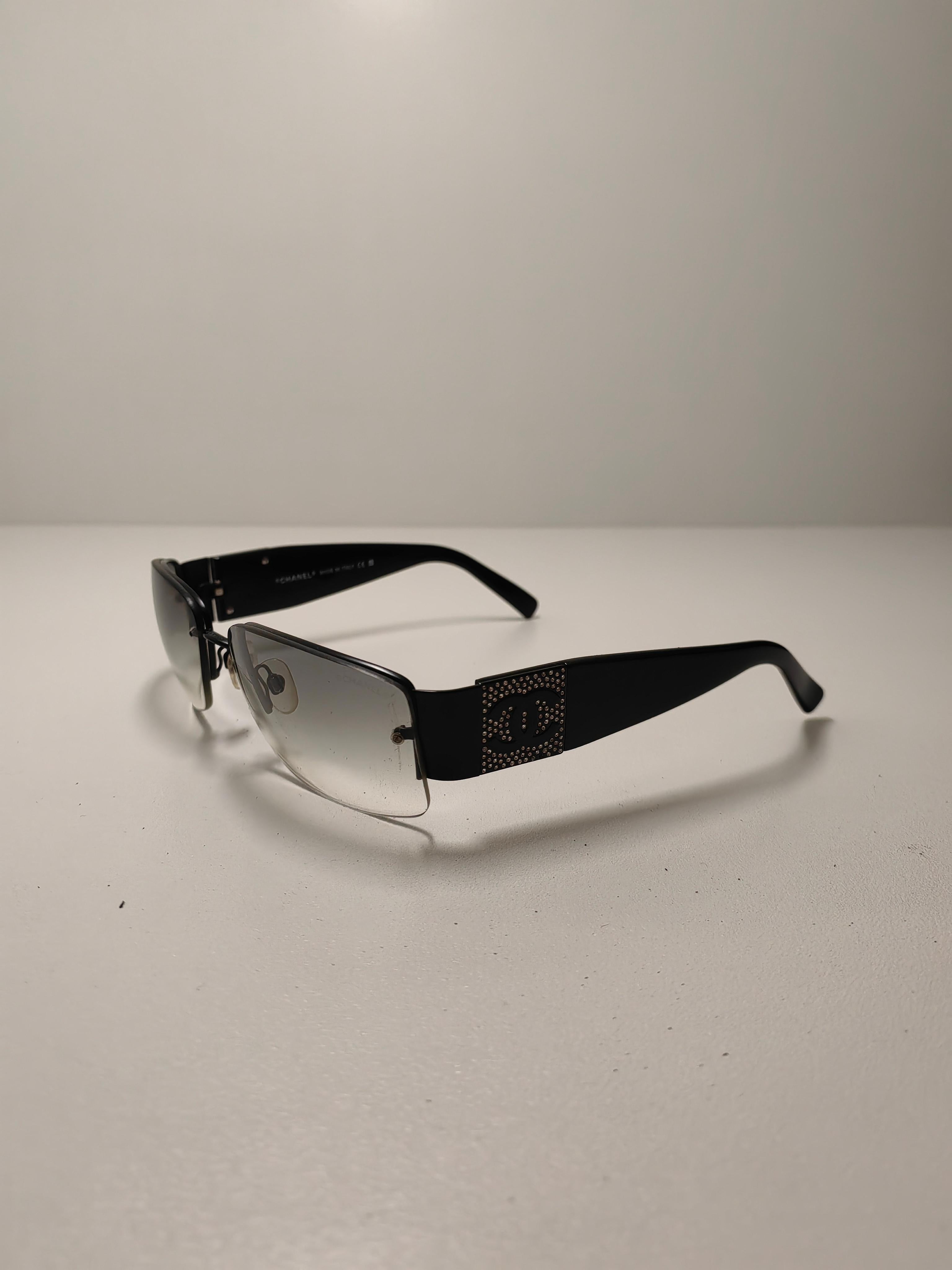 Lunettes de soleil vintage Chanel CC Interlocking Black Large Side Logo Grey Lens Bon état - En vente à PUTNEY, NSW