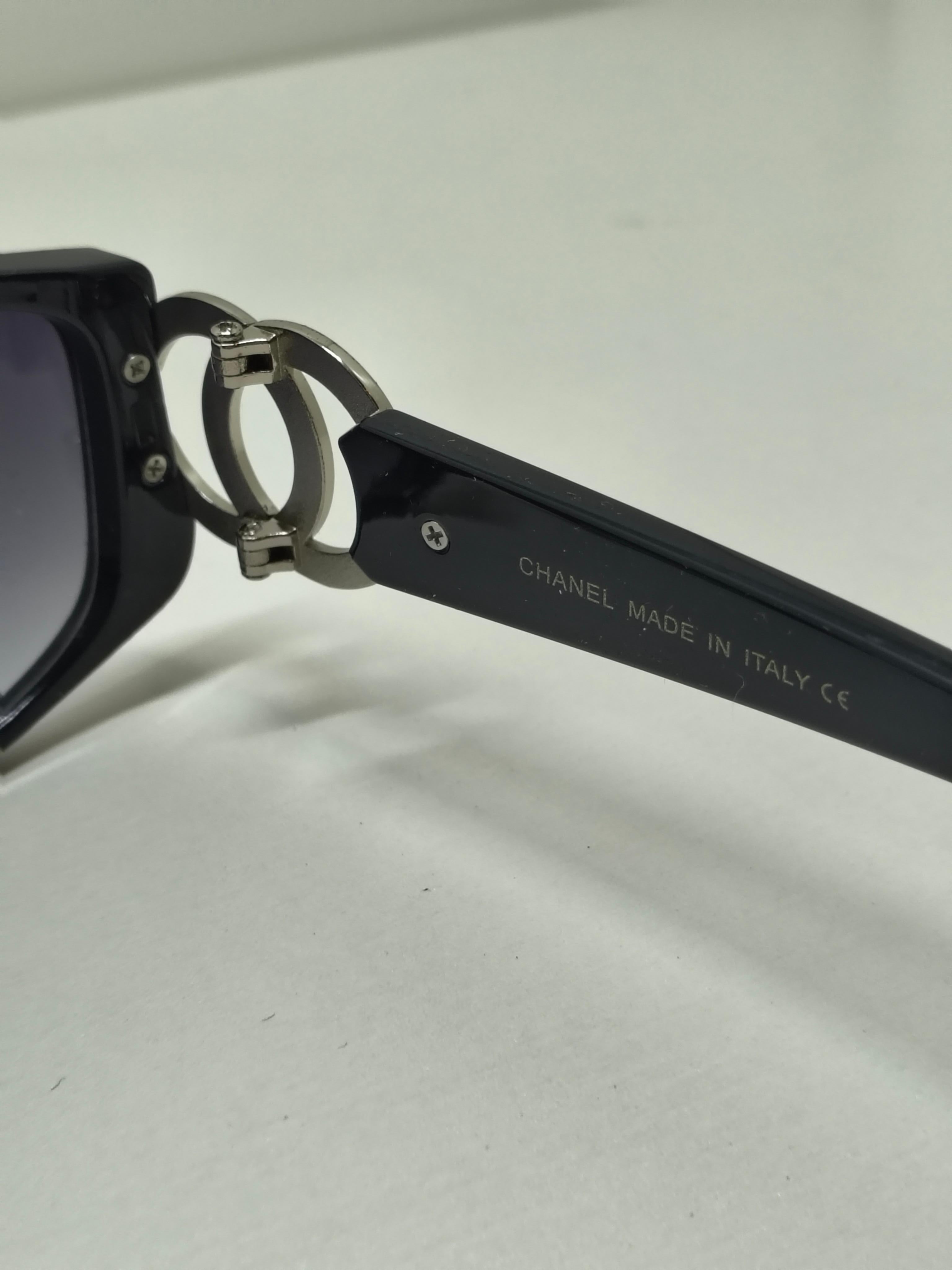 Vintage Chanel CC Interlocking schwarz große Seite Logo graue Linse Sonnenbrillen im Zustand „Hervorragend“ im Angebot in PUTNEY, NSW