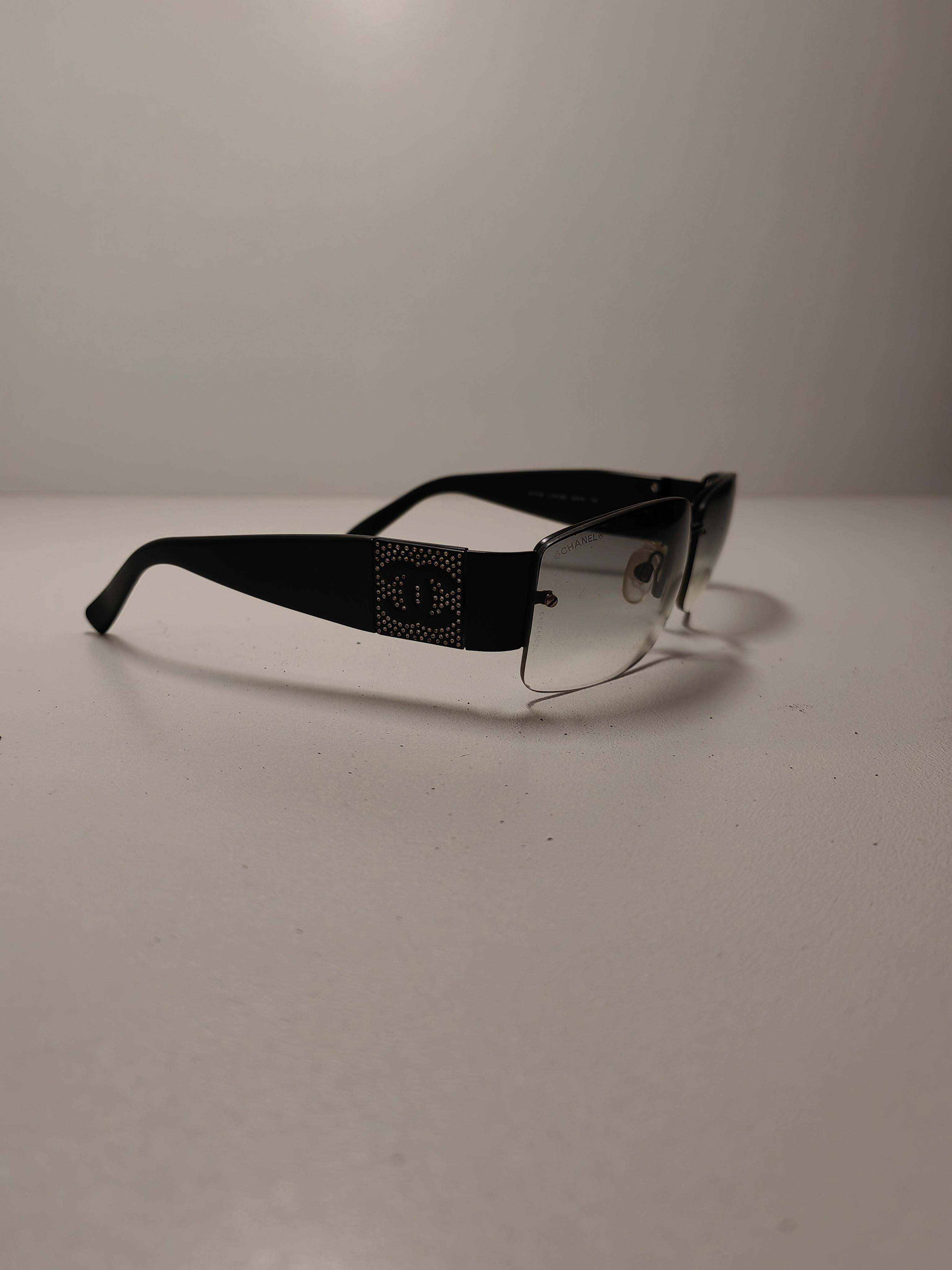 Lunettes de soleil vintage Chanel CC Interlocking Black Large Side Logo Grey Lens Pour femmes en vente