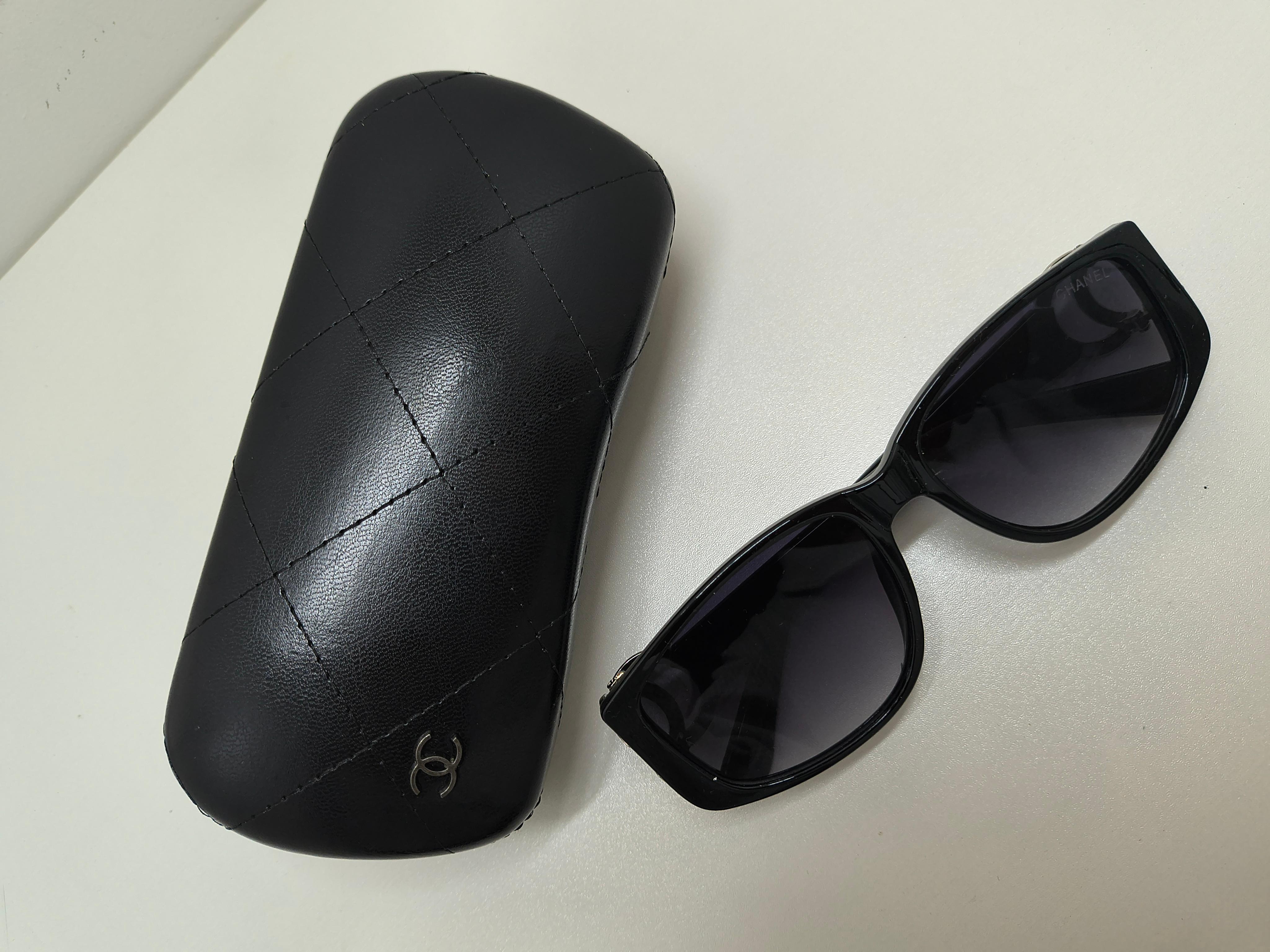 Vintage Chanel CC Interlocking schwarz große Seite Logo graue Linse Sonnenbrillen Damen im Angebot