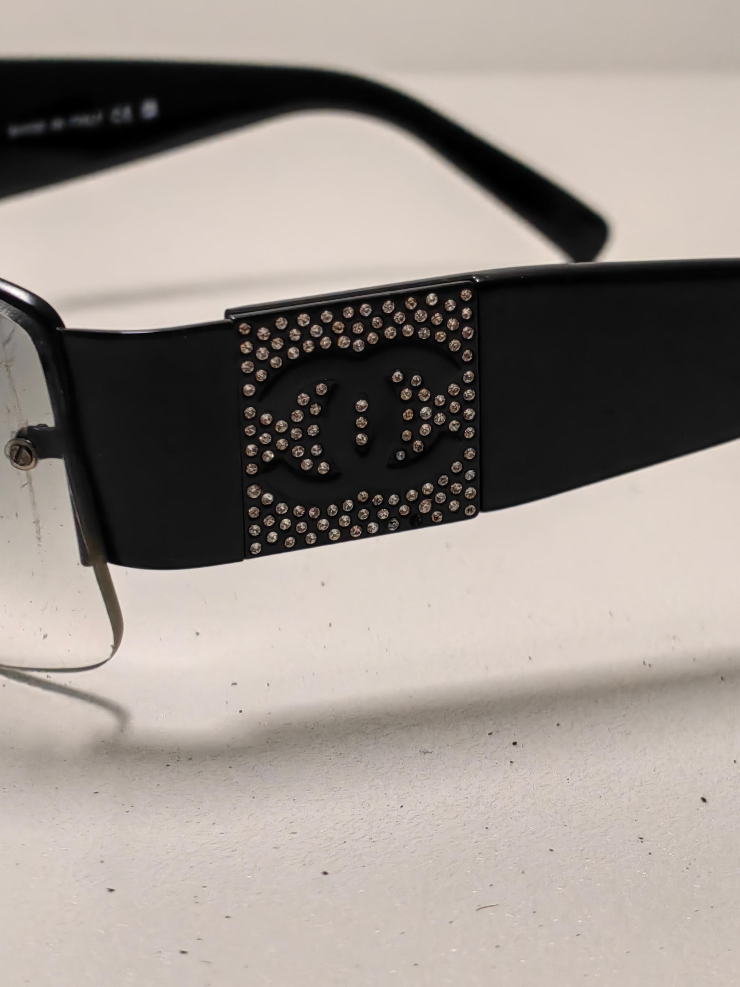 Lunettes de soleil vintage Chanel CC Interlocking Black Large Side Logo Grey Lens en vente 1