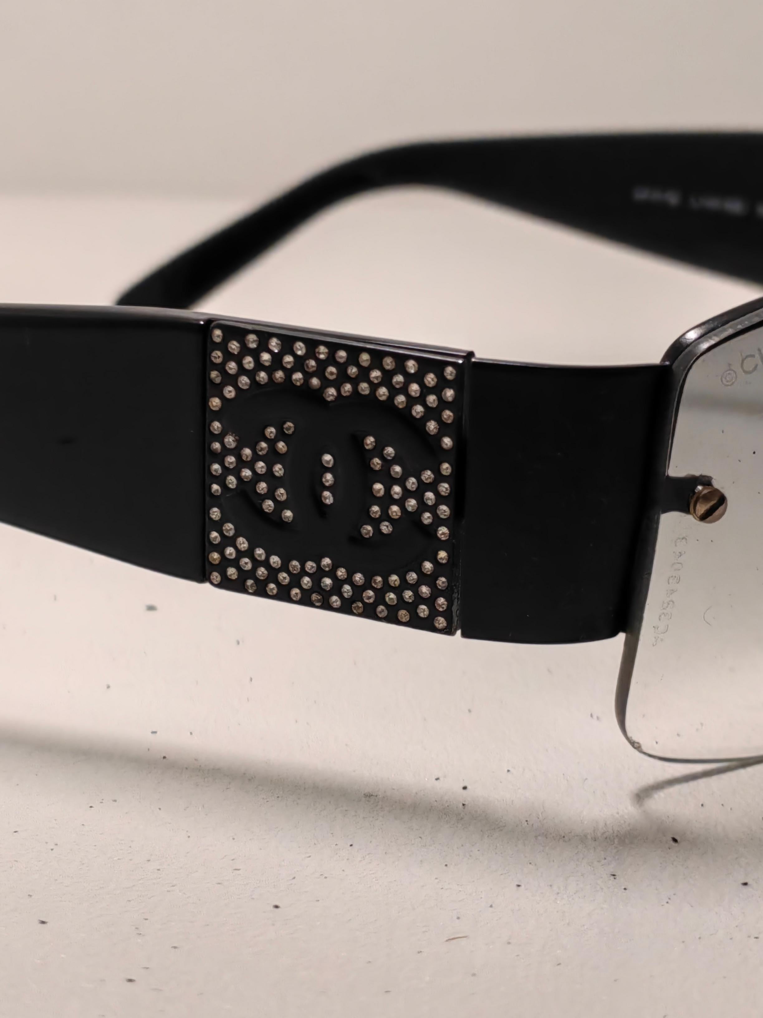 Lunettes de soleil vintage Chanel CC Interlocking Black Large Side Logo Grey Lens en vente 2