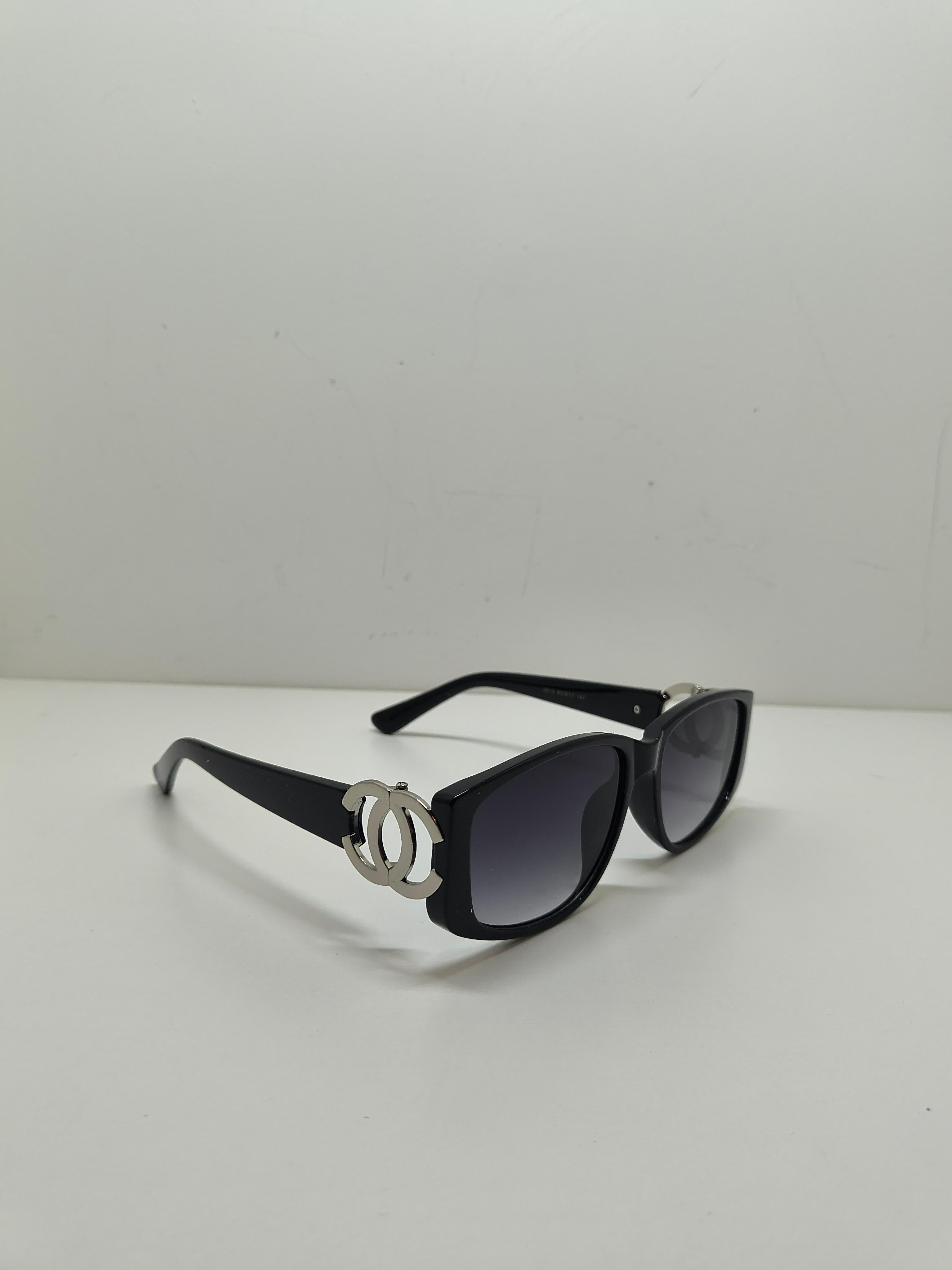 Vintage Chanel CC Interlocking schwarz große Seite Logo graue Linse Sonnenbrillen im Angebot 2