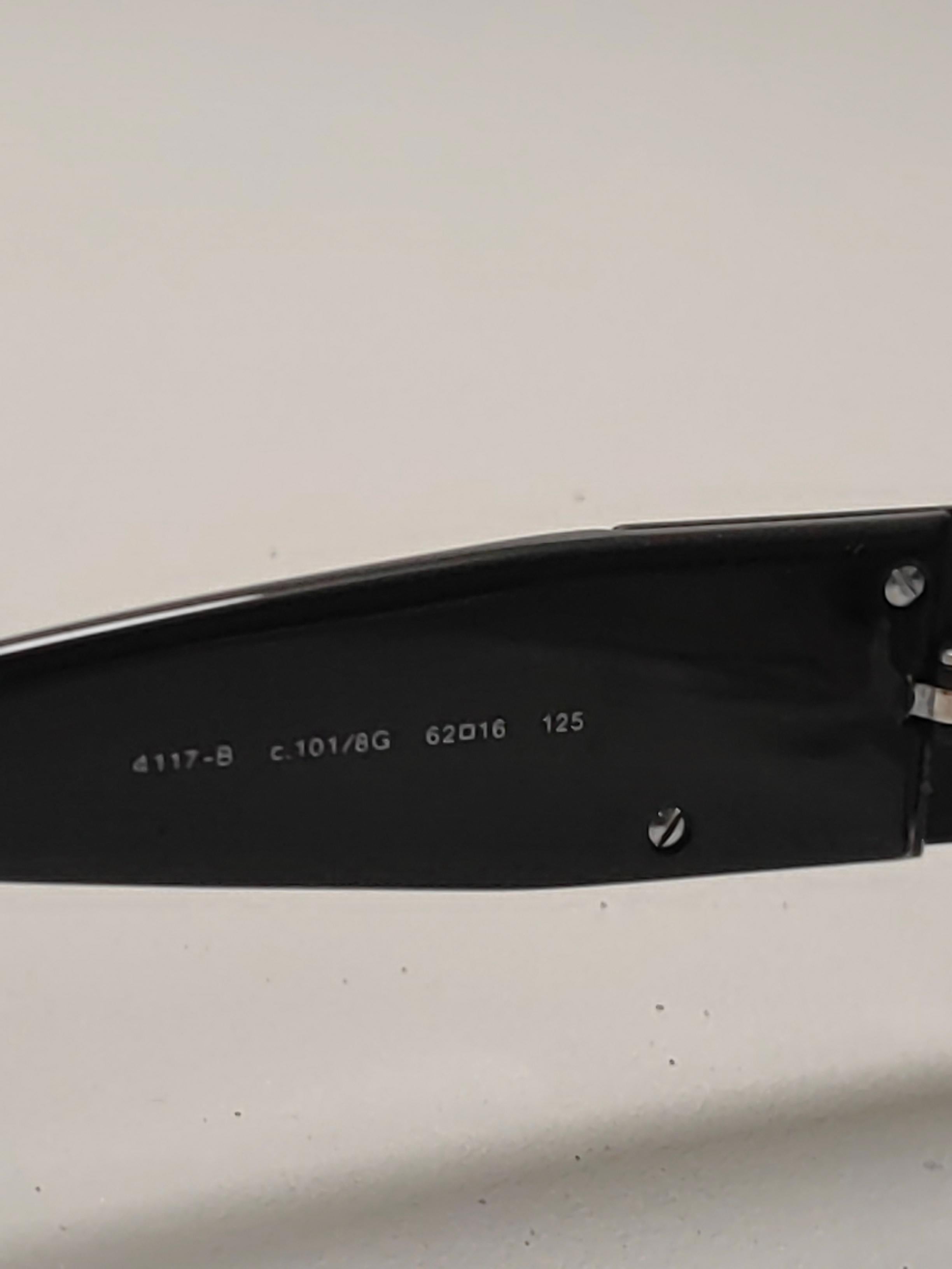 Lunettes de soleil vintage Chanel CC Interlocking Black Large Side Logo Grey Lens en vente 3