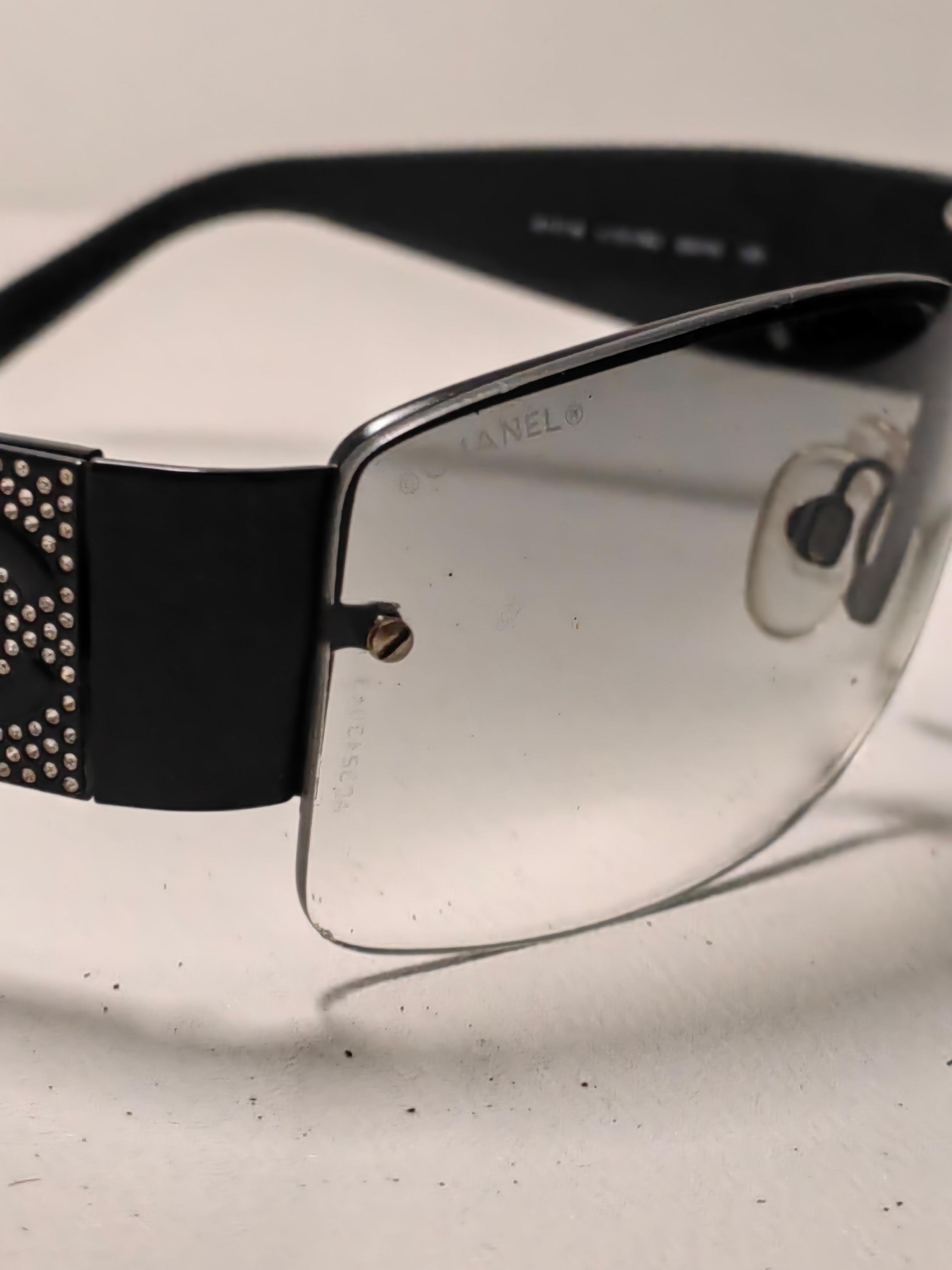 Lunettes de soleil vintage Chanel CC Interlocking Black Large Side Logo Grey Lens en vente 4
