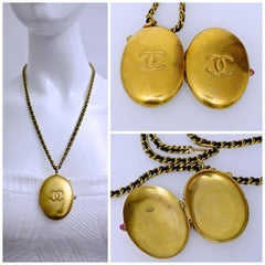 Vintage CHANEL CC Locket Leather Chain Necklace