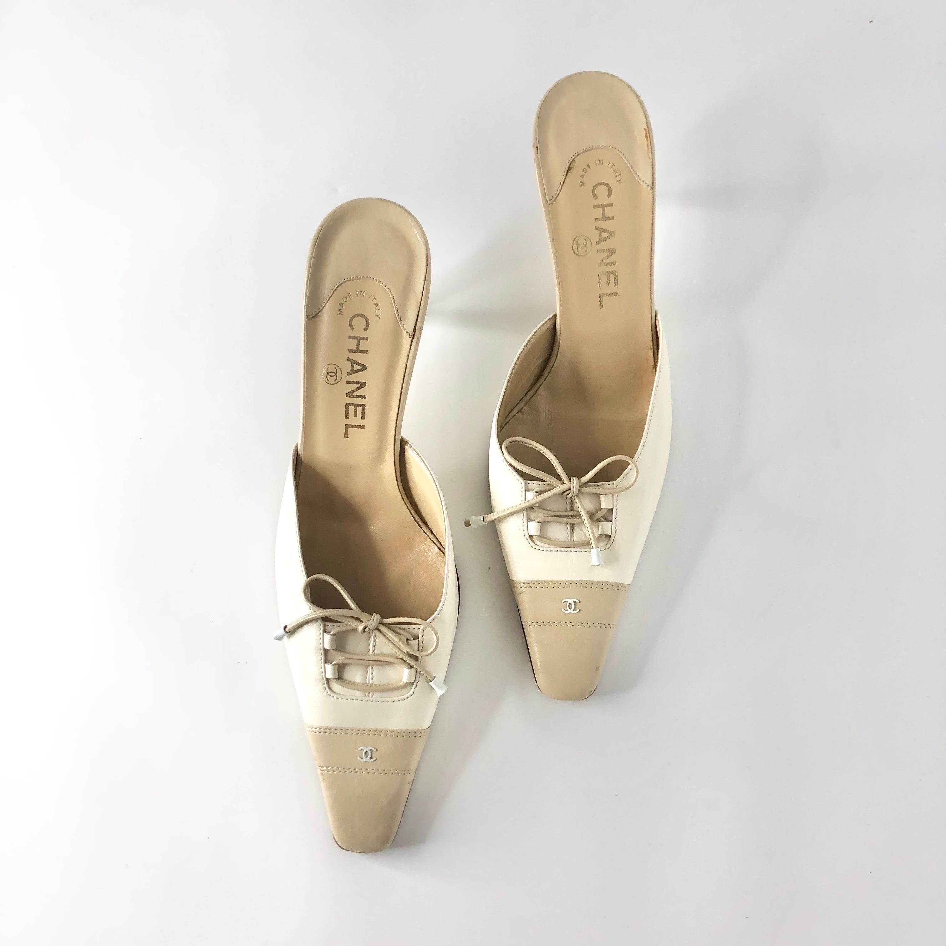 Chanel Retro Vintage Schleife Kitten Heel Mules

Farbe Tan / Creme
Größe 39.5EU
Obermaterial Leder
Ledersohle
Ineinandergreifendes CC-Logo an der Zehentasche
Cap-Zehe-Design
Kitten Absatz
Gespitzte Zehe
Schnürsenkel-Detail mit weißen kurzen