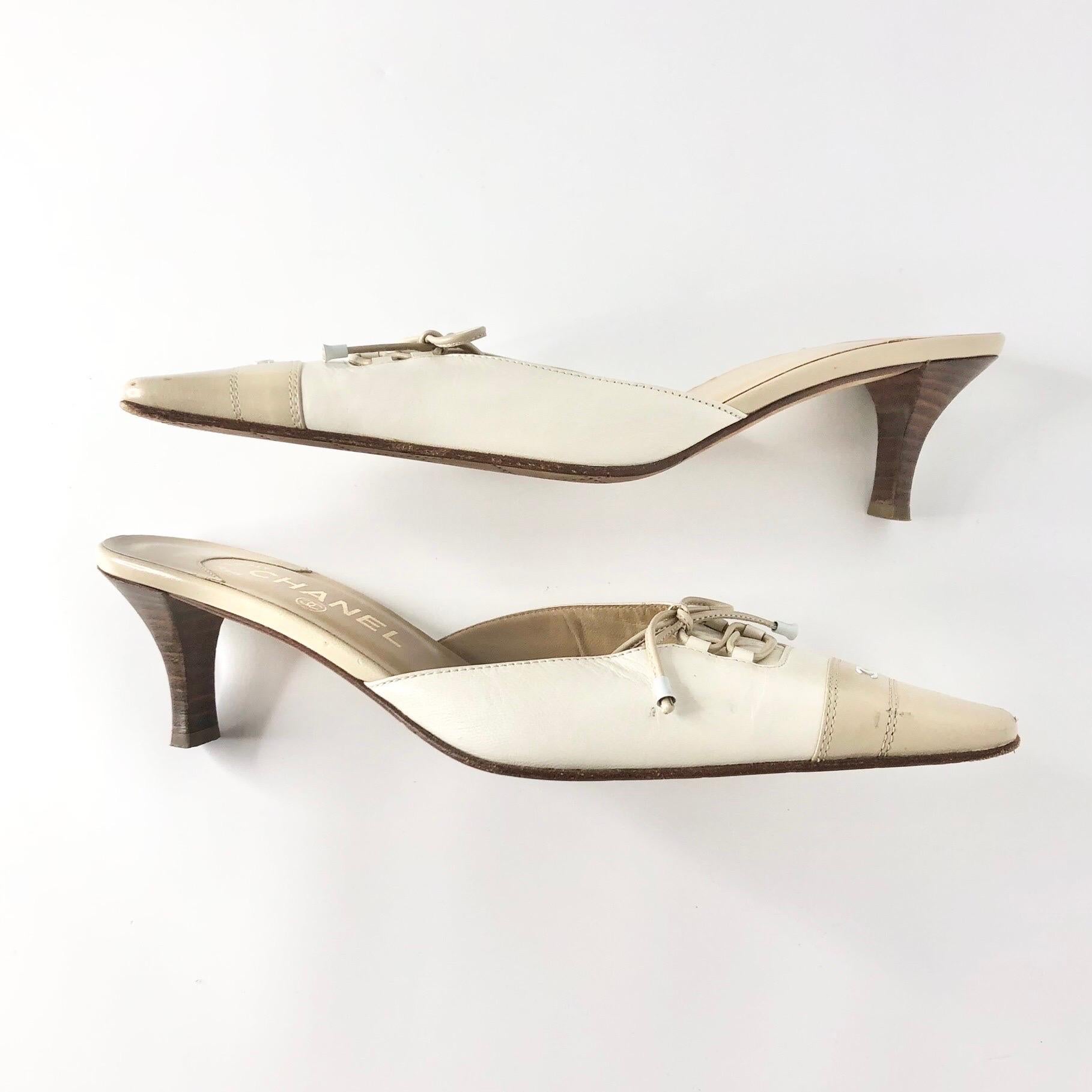 Vintage Chanel CC Logo Bow Cream Tan Pointed Toe Cap Toe Mules Pumps 39.5 (Beige) im Angebot