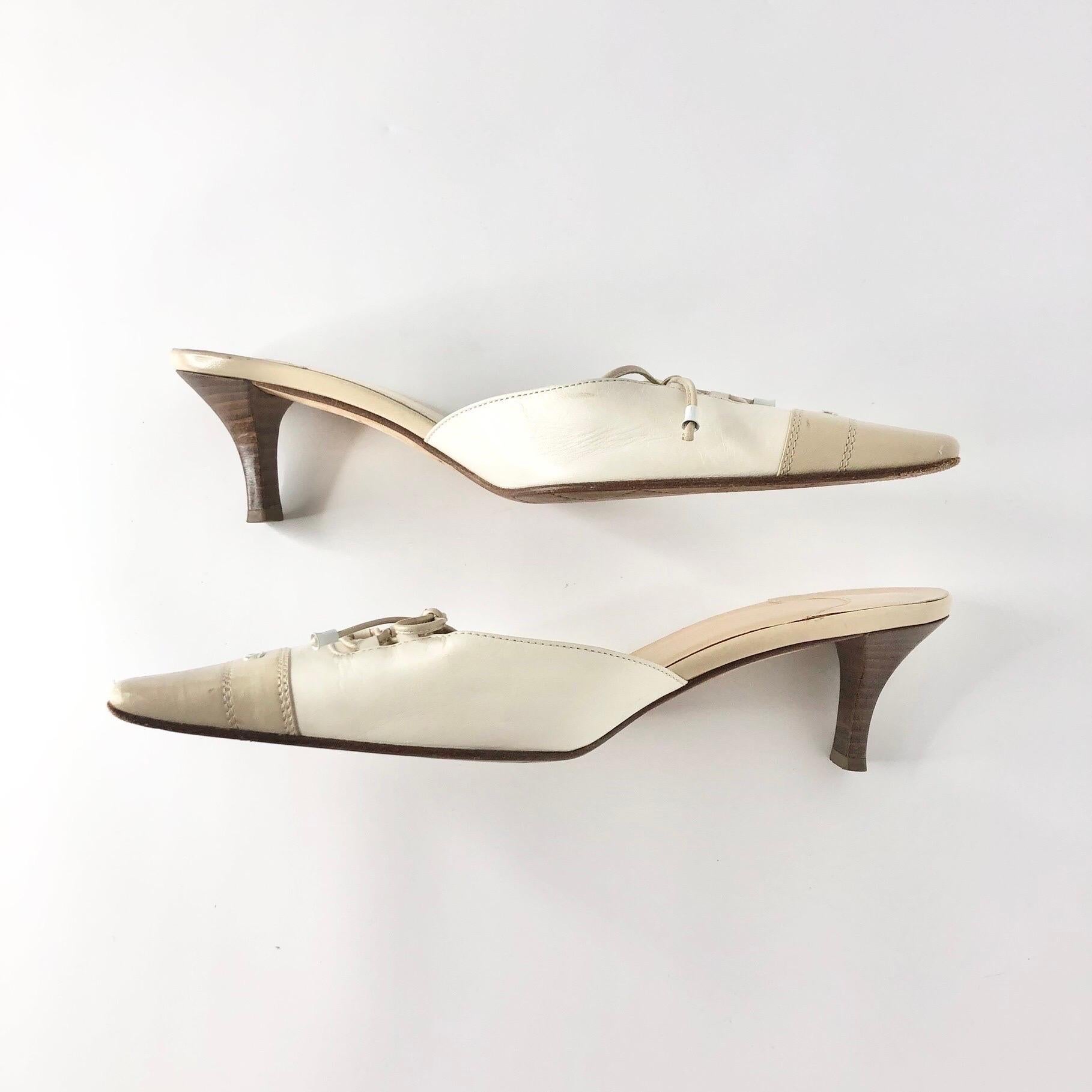 Vintage Chanel CC Logo Bow Cream Tan Pointed Toe Cap Toe Mules Pumps 39.5 im Zustand „Gut“ im Angebot in Mechanicsville, VA