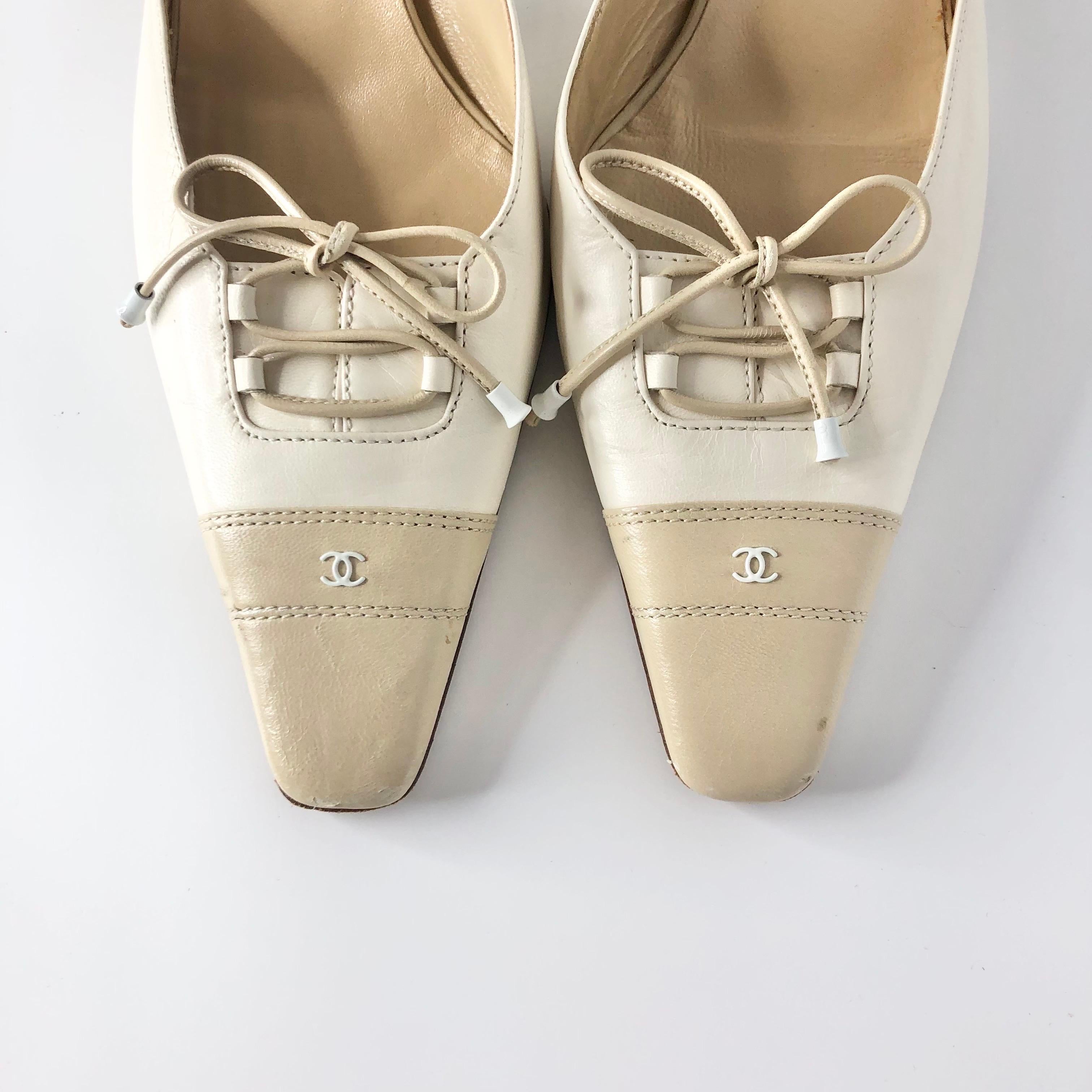 Vintage Chanel CC Logo Bow Cream Tan Pointed Toe Cap Toe Mules Pumps 39.5 Damen im Angebot