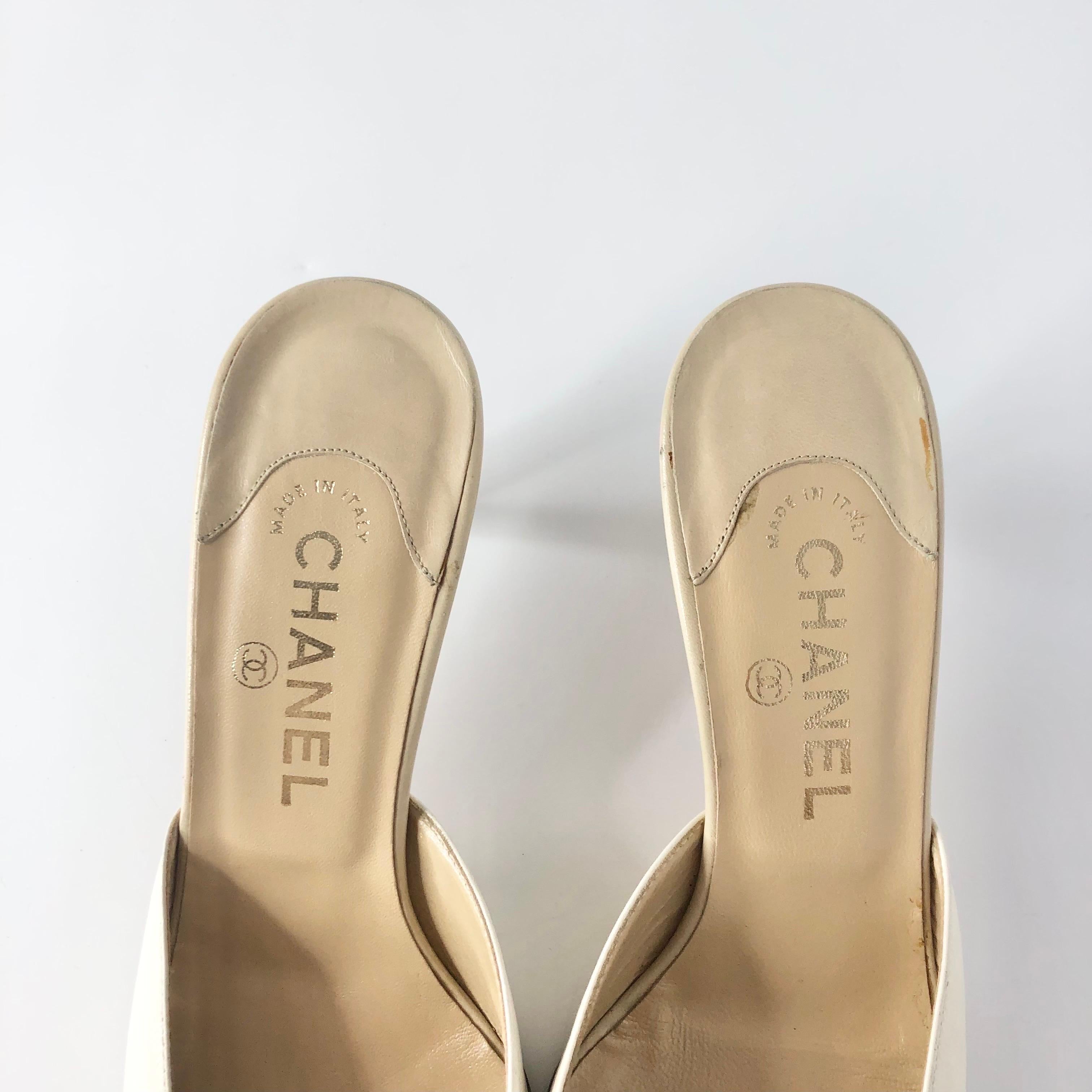 Vintage Chanel CC Logo Bow Cream Tan Pointed Toe Cap Toe Mules Pumps 39.5 im Angebot 1