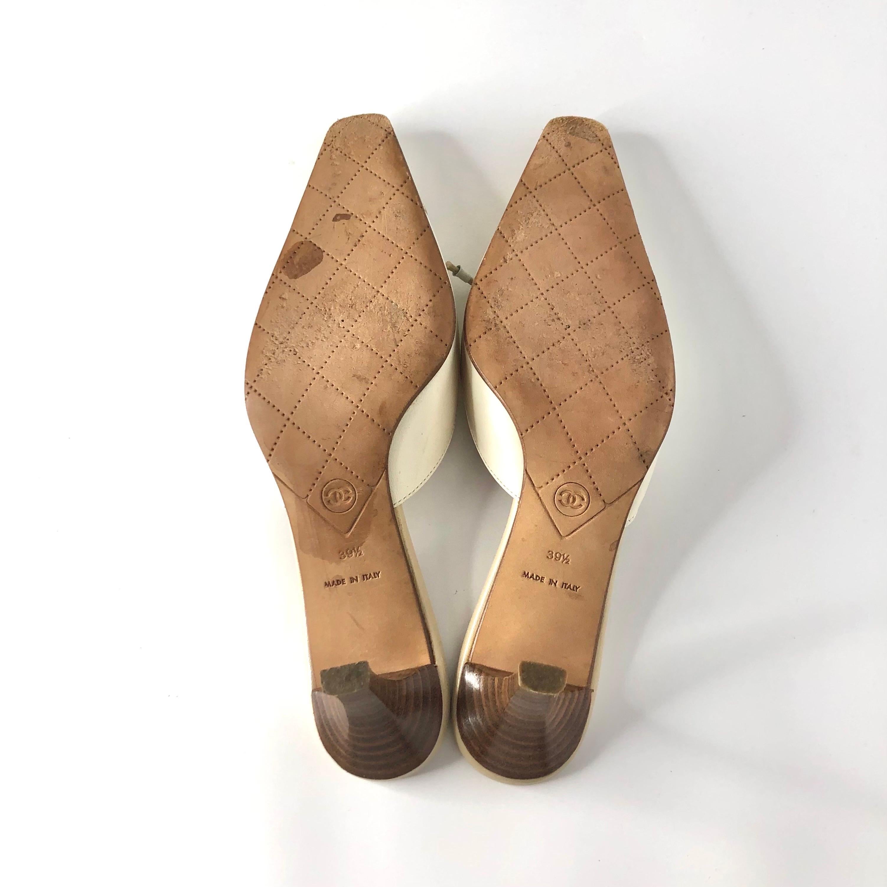 Vintage Chanel CC Logo Bow Cream Tan Pointed Toe Cap Toe Mules Pumps 39.5 im Angebot 2