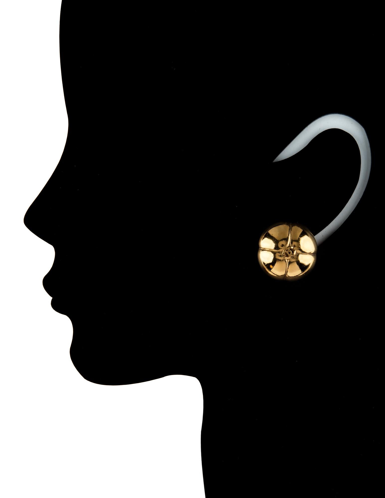 Stylish vintage Chanel yellow gold tone clip earrings (circa 1980s). The center of the earrings features the 'CC' logo set upon a domed quilt style mount. 

The earrings feature clip backings for non-pierced or pierced ears. 

The earrings are in