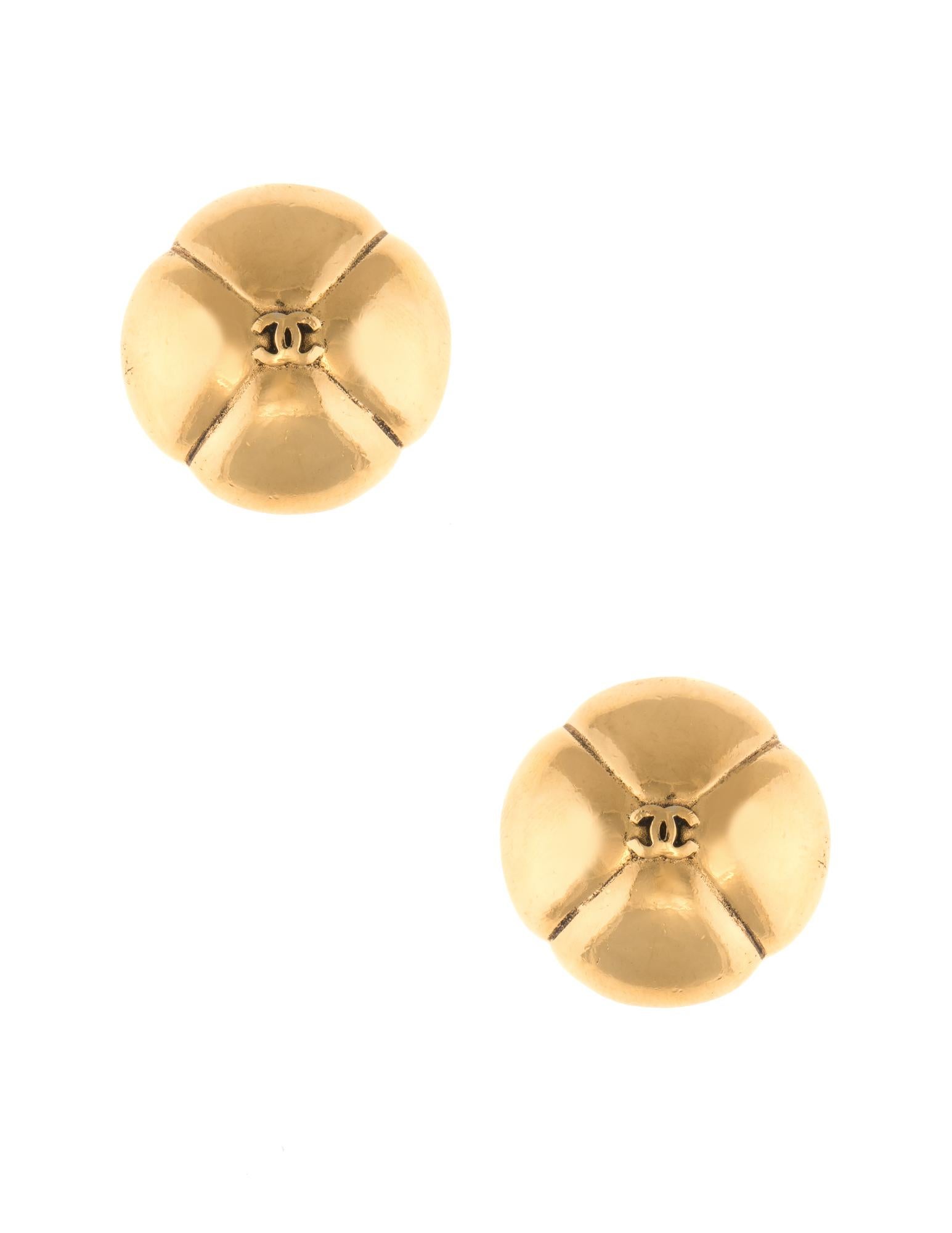 Vintage Chanel CC Logo Clip Earrings Yellow Gold Tone Domed Quilt In Good Condition In Torrance, CA