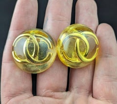 Pendientes vintage de clip con logo Chanel CC, Amarillo y tono dorado