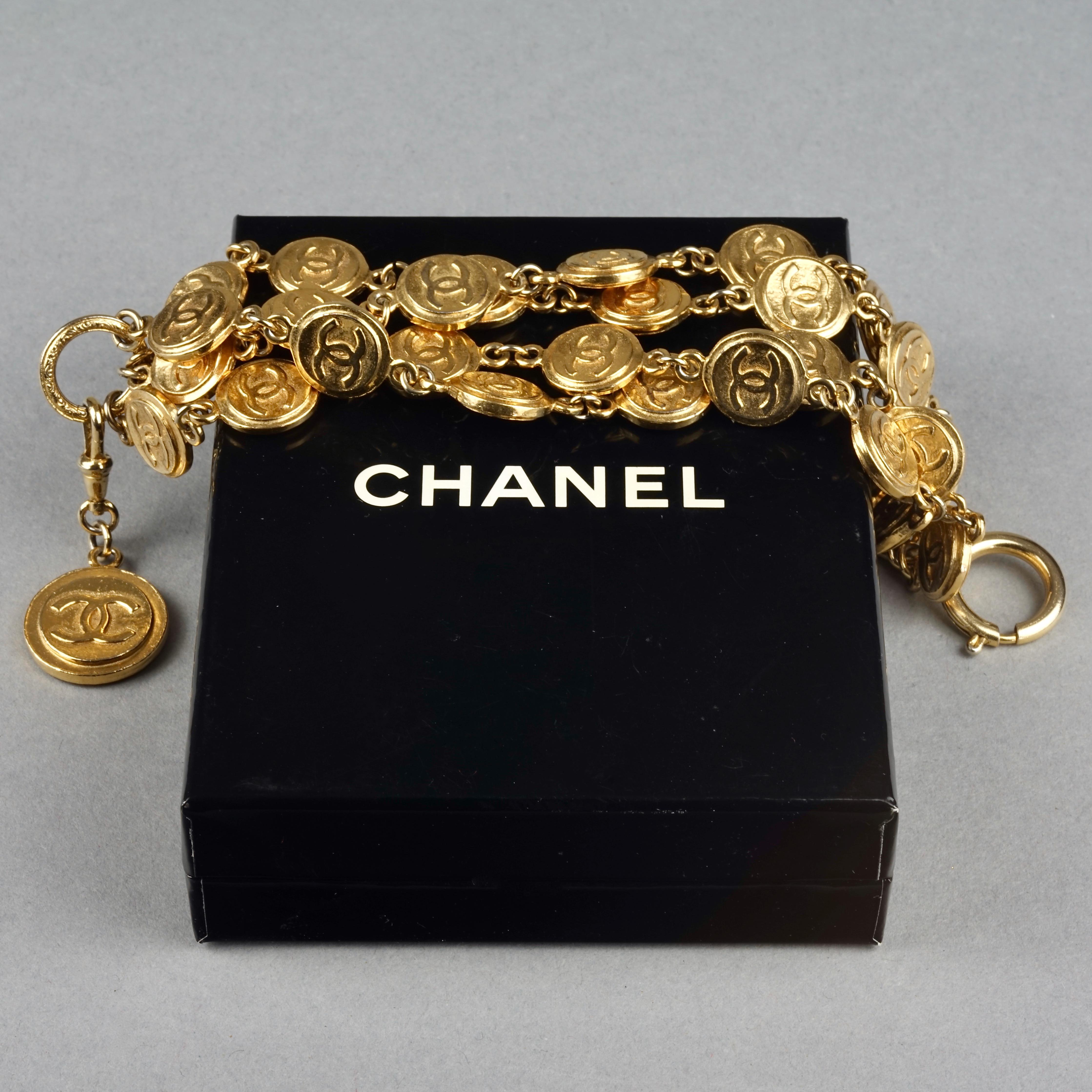 Vintage CHANEL CC Logo Coin Medallion Charm Multi Strand Bracelet In Good Condition In Kingersheim, Alsace