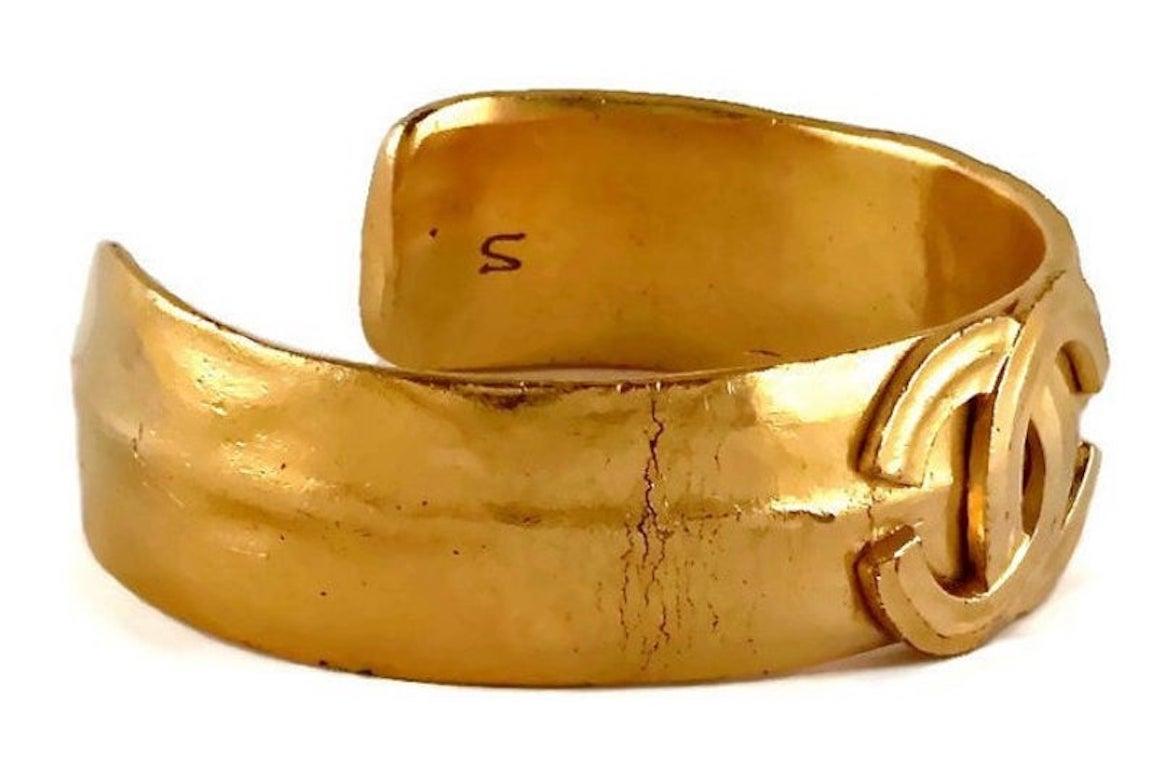Vintage CHANEL CC Logo Cuff Bracelet In Good Condition In Kingersheim, Alsace