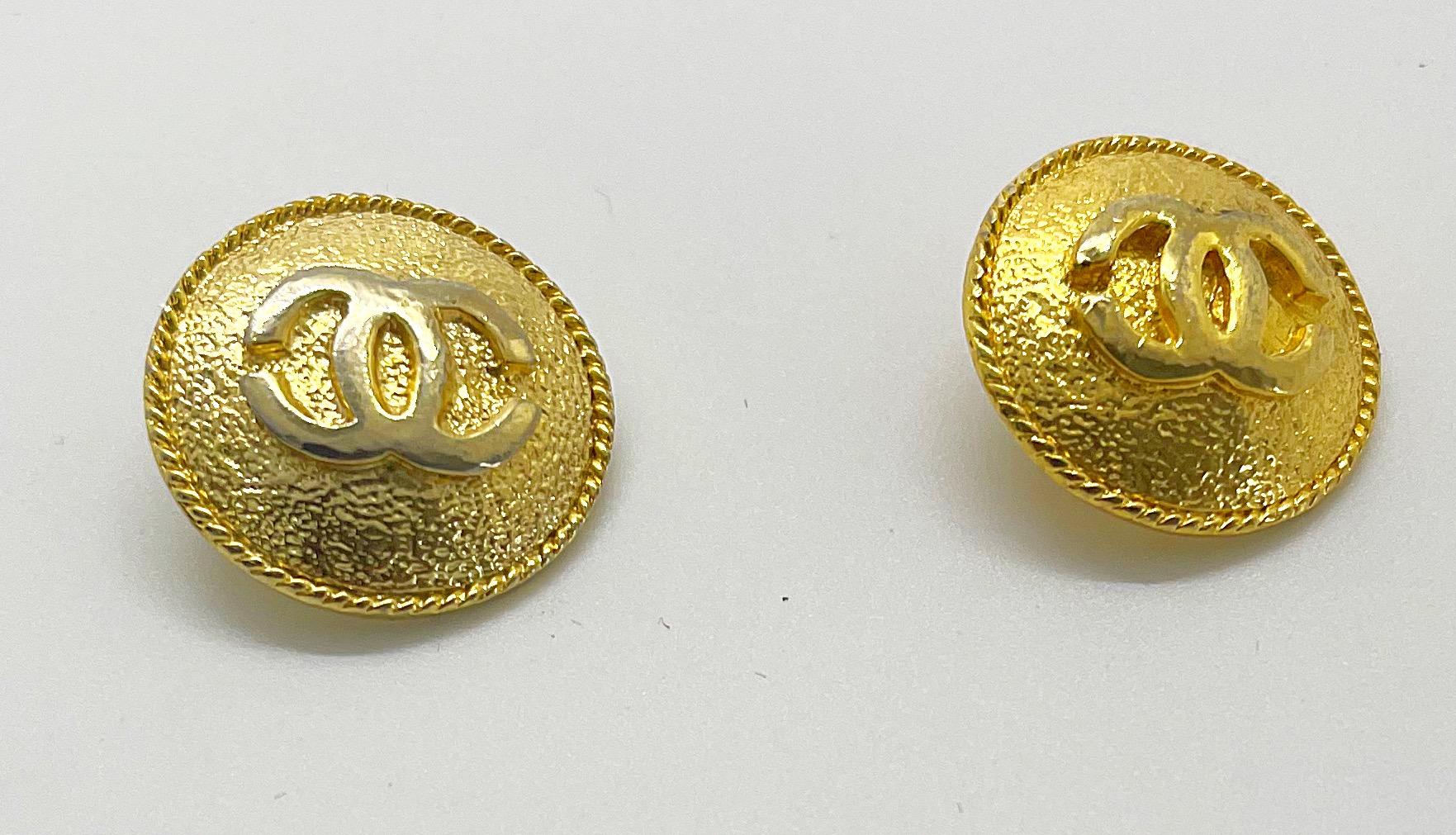 Women's or Men's Vintage Chanel CC Logo Embossed Large Gold Buttons Charms For Sale
