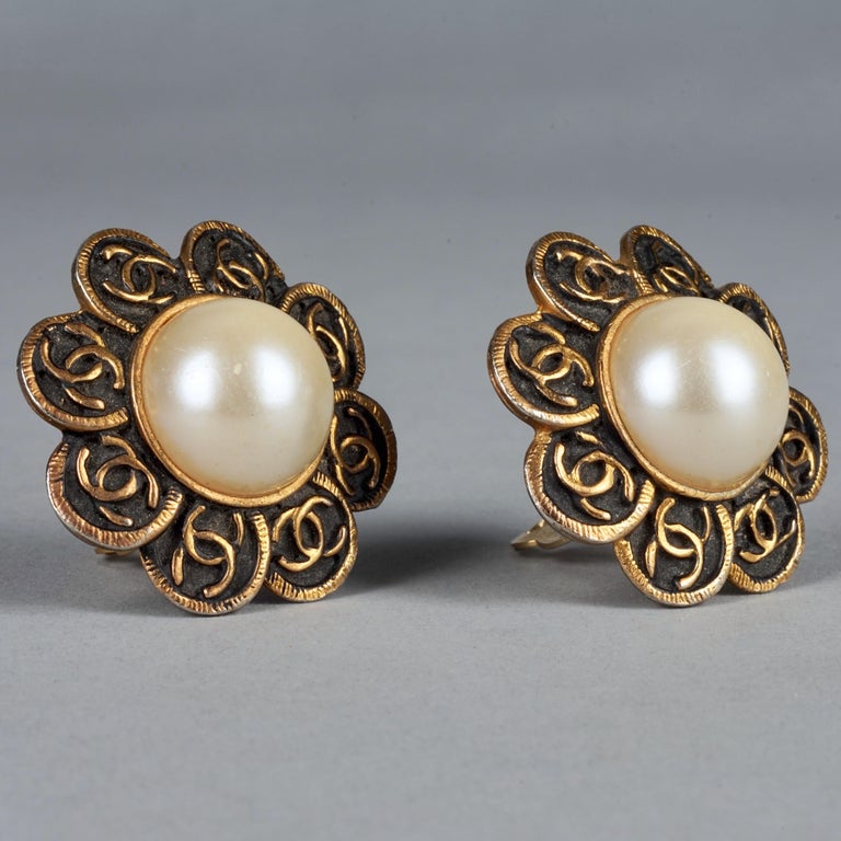 Vintage CHANEL CC Logo Flower Pearl Earrings For Sale at 1stDibs