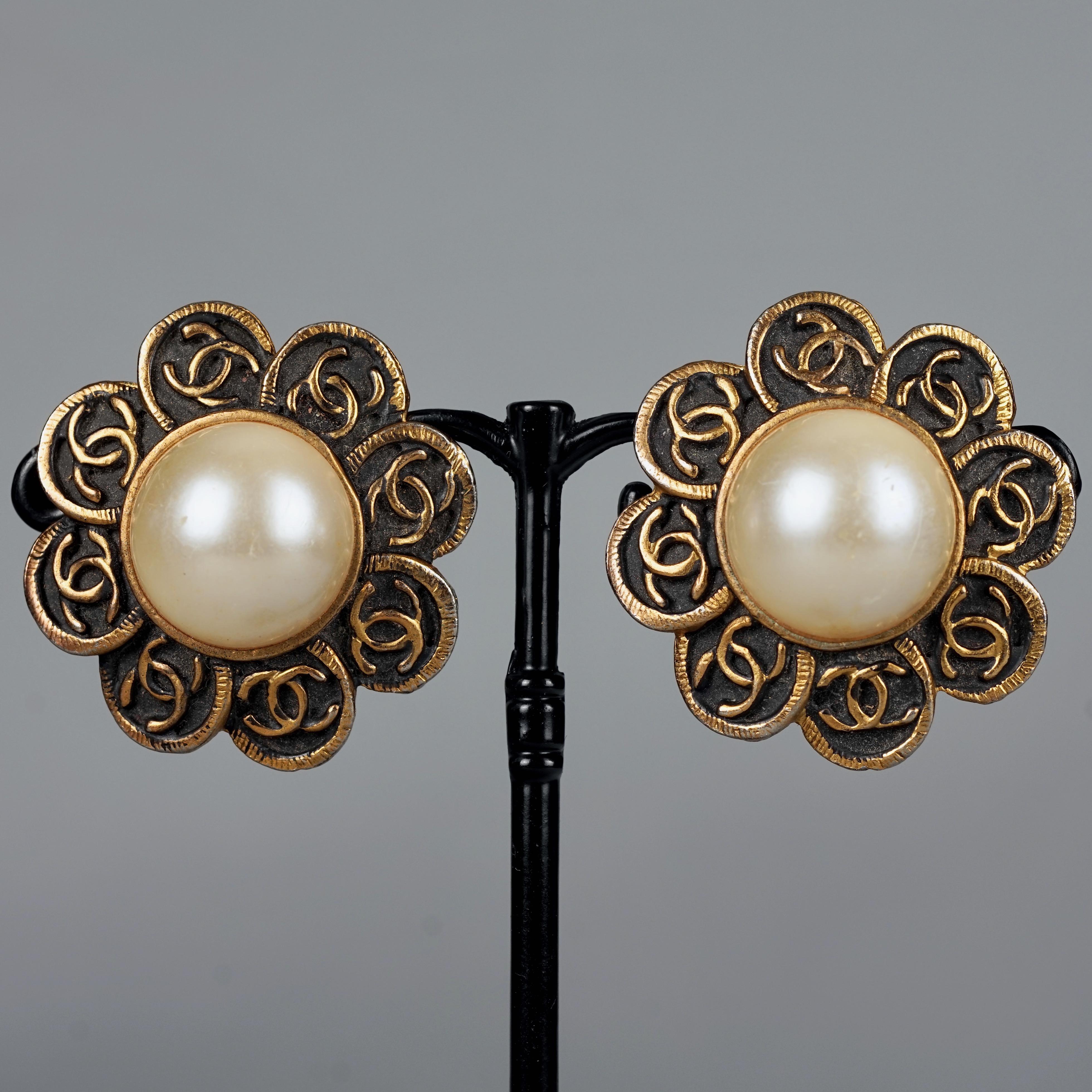 Vintage CHANEL CC Logo Flower Pearl Earrings In Good Condition For Sale In Kingersheim, Alsace