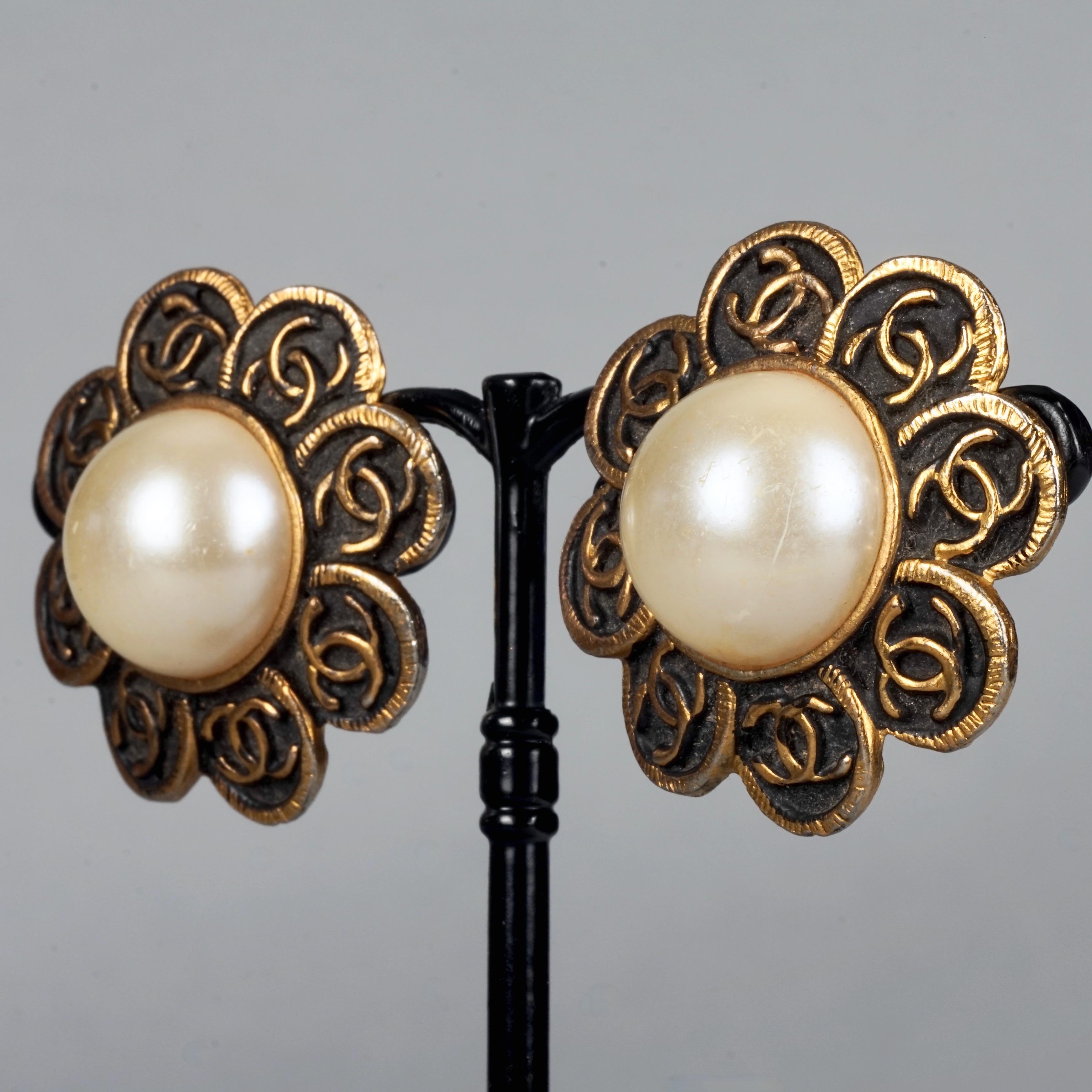 Women's Vintage CHANEL CC Logo Flower Pearl Earrings For Sale