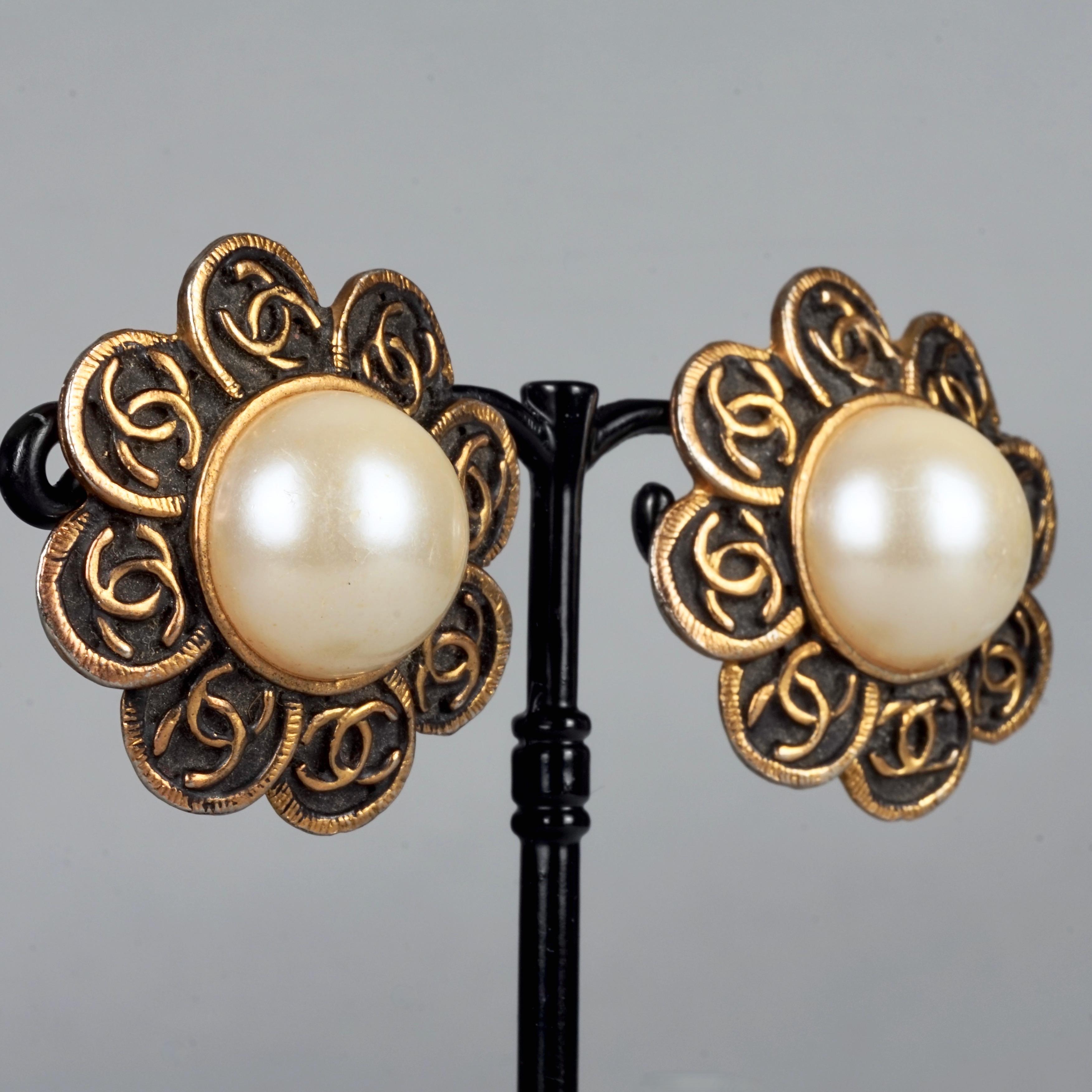 Vintage CHANEL CC Logo Flower Pearl Earrings For Sale 1