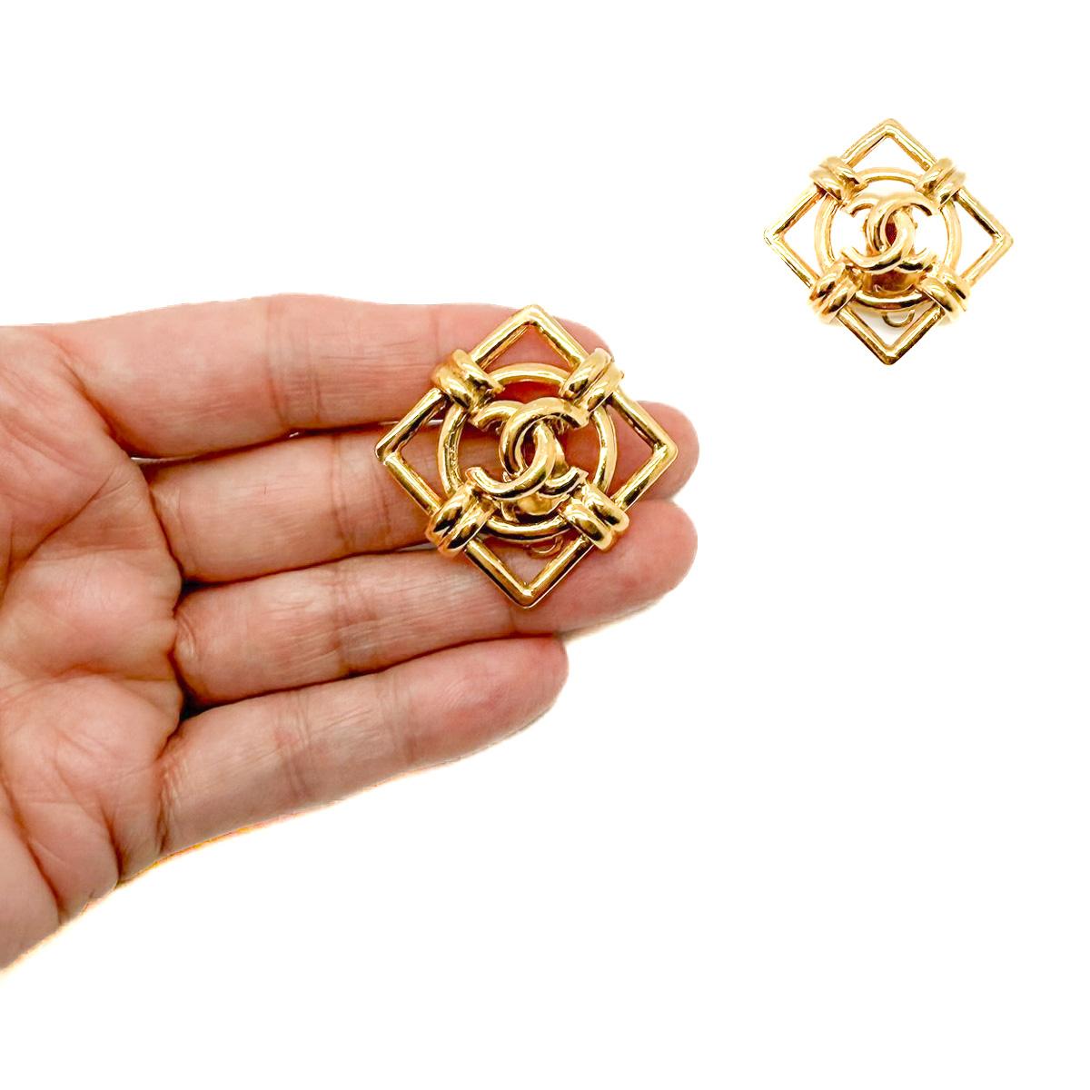 Ein ikonisches Paar Vintage-Ohrringe mit dem CC-Logo von Chanel, die fachmännisch aus hochkarätigem, vergoldetem Metall aus der Saison 29 der Lagerfeld-Ära gefertigt wurden. Die weltberühmten, ineinandergreifenden CCs sind in ein schickes, von der
