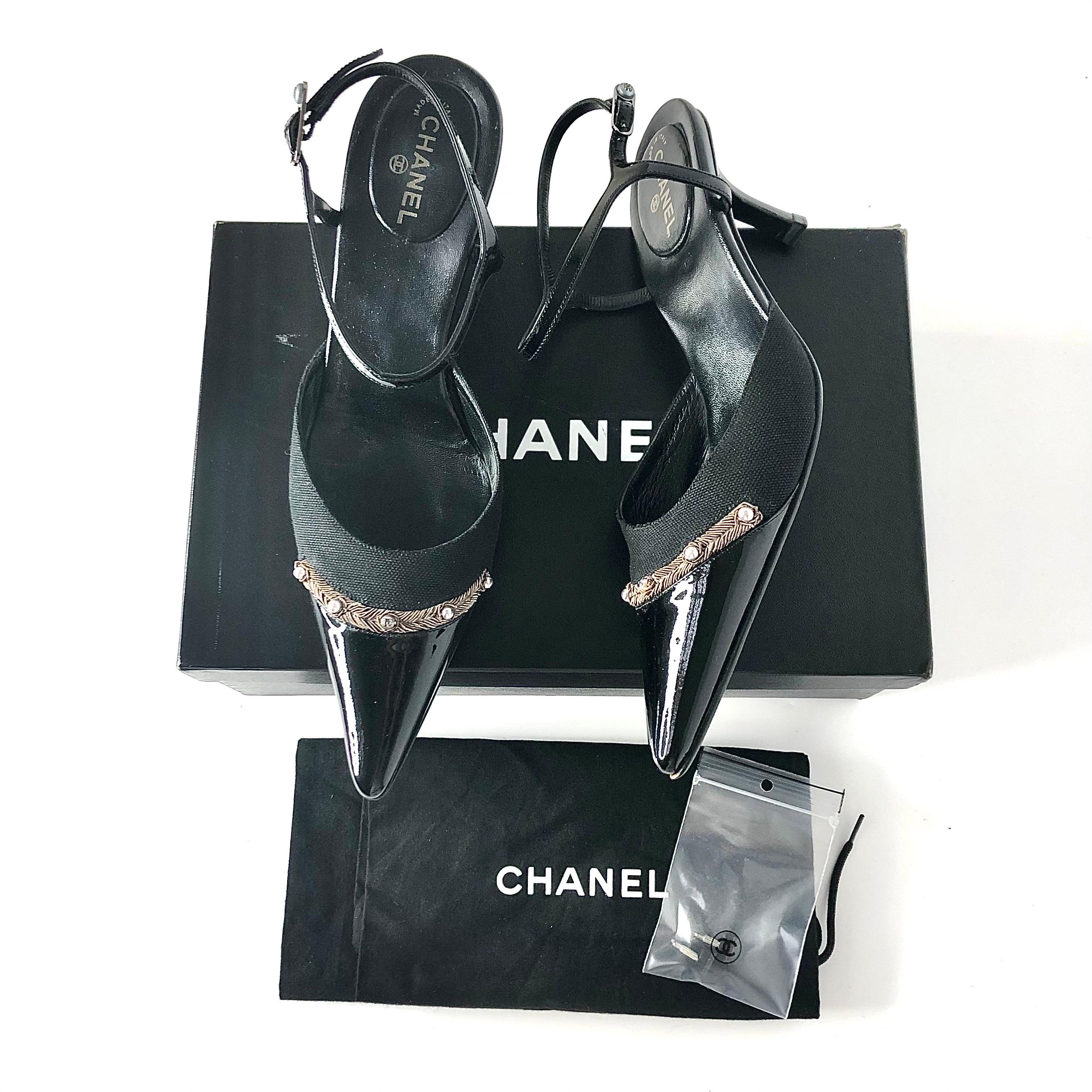 Vintage Chanel Interlocking CC verschönert spitzen Zehen Pumps
Mit Box, Staubbeuteln und Ersatz-Fersenspitzen
Farbe Schwarz
Größe 37EU
Obermaterial und Schnalle aus Leder und Stoff
Gespitzte Zehe 
Verstellbarer Knöchelriemen
Mittlerer Absatz
Normale