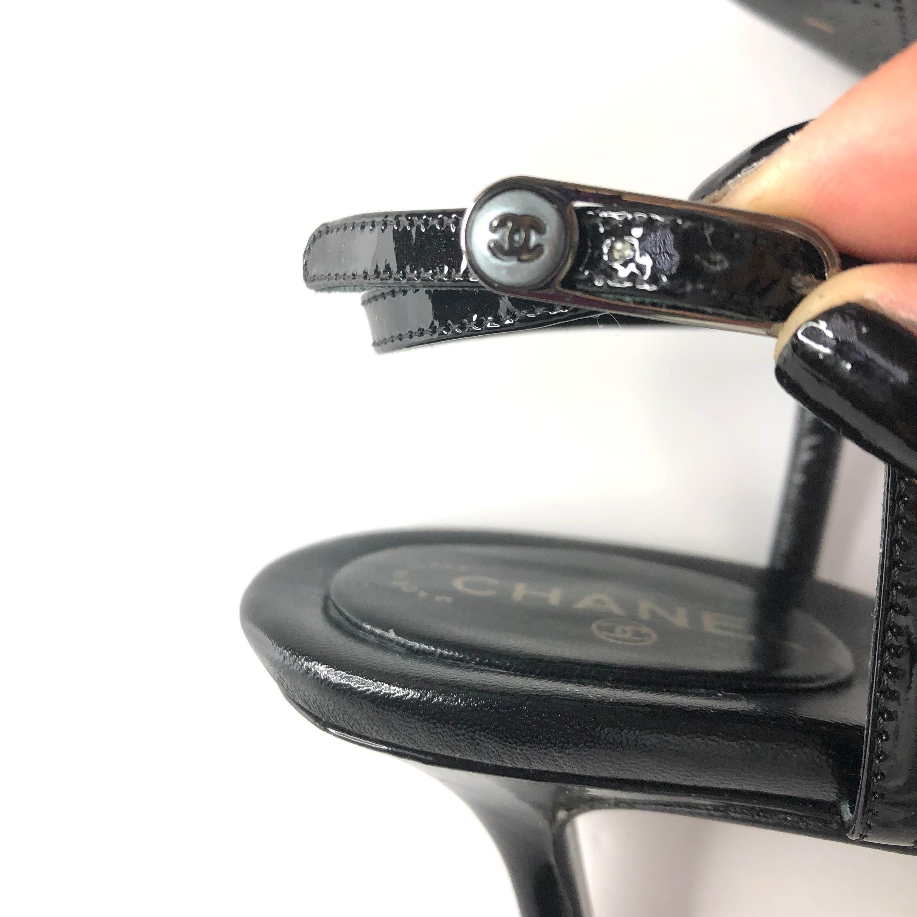 Vintage Chanel CC Logo Patent Kappe Zehe spitze Zehe Schwarz Pumps 37 im Angebot 1