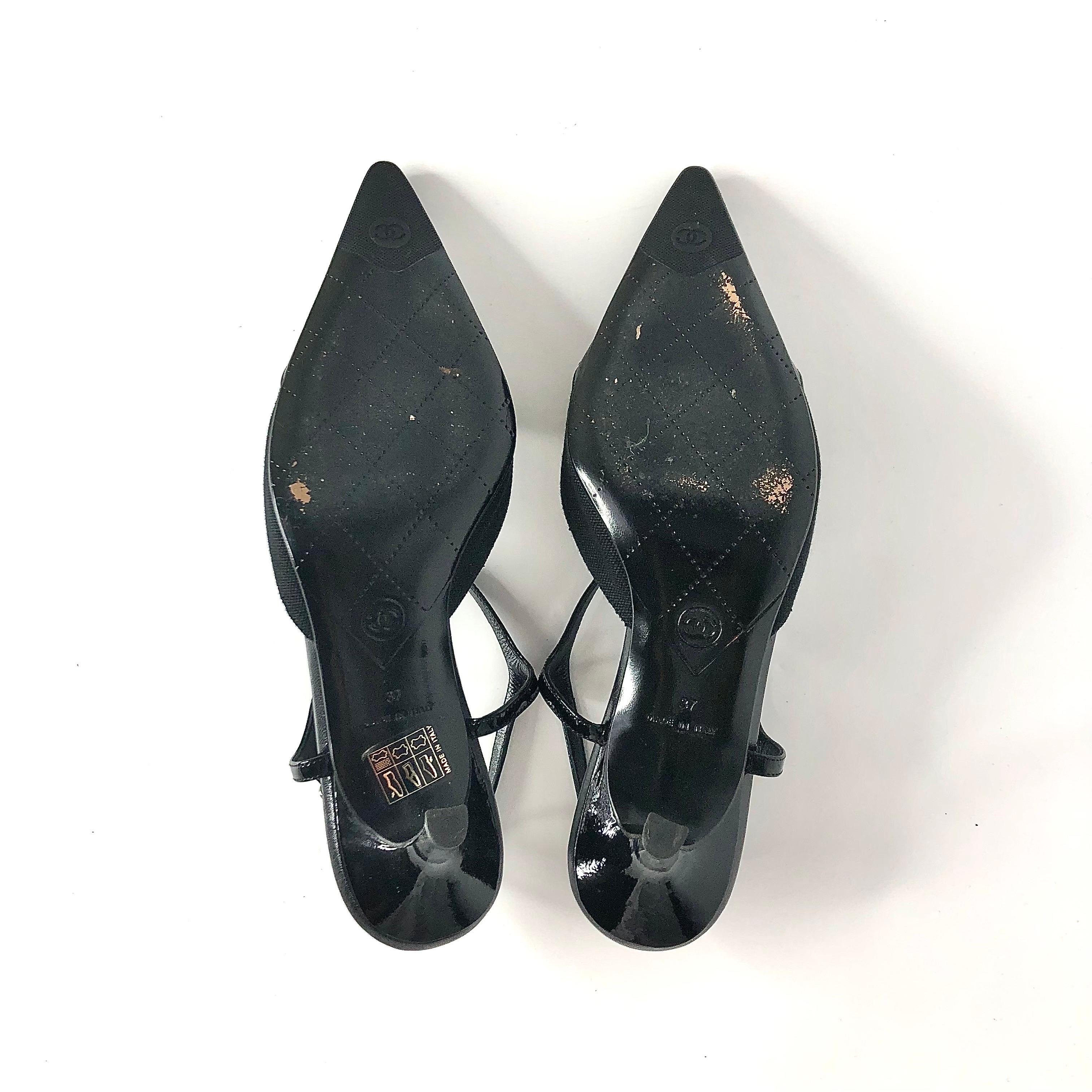 Vintage Chanel CC Logo Patent Kappe Zehe spitze Zehe Schwarz Pumps 37 im Angebot 3