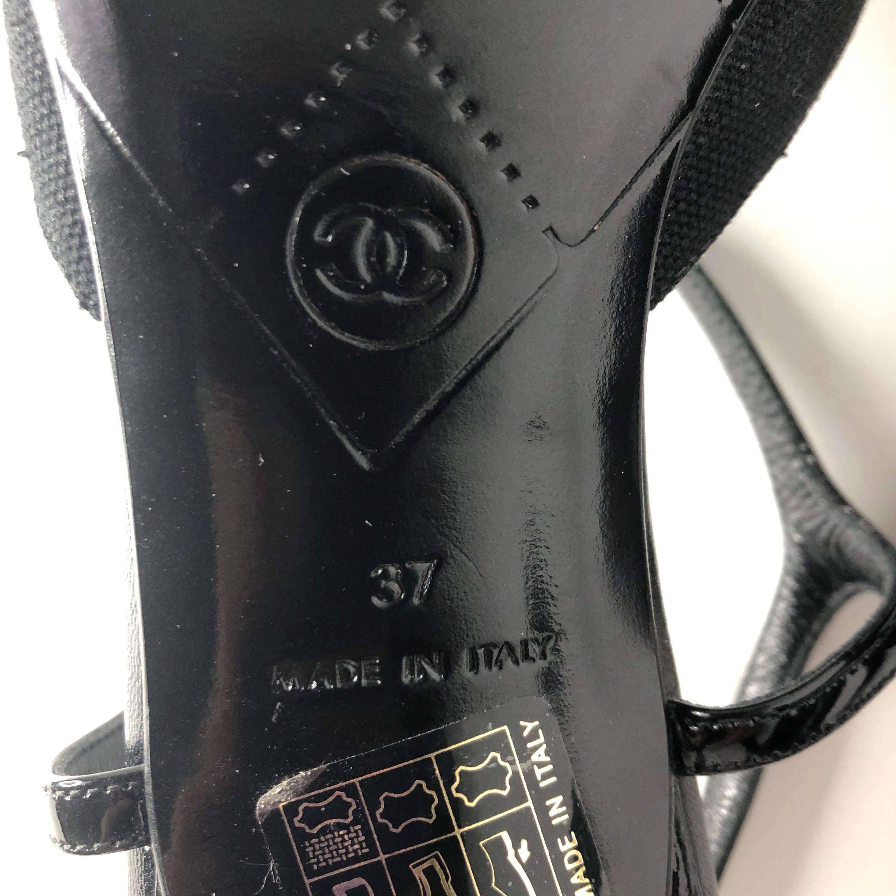 Vintage Chanel CC Logo Patent Kappe Zehe spitze Zehe Schwarz Pumps 37 im Angebot 4