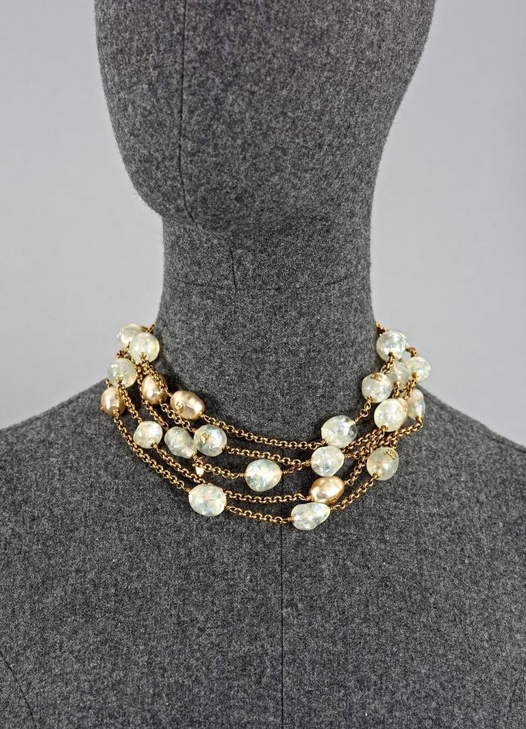 Coco Chanel's vintage Suit and choker Pearls. : r/VintageFashion