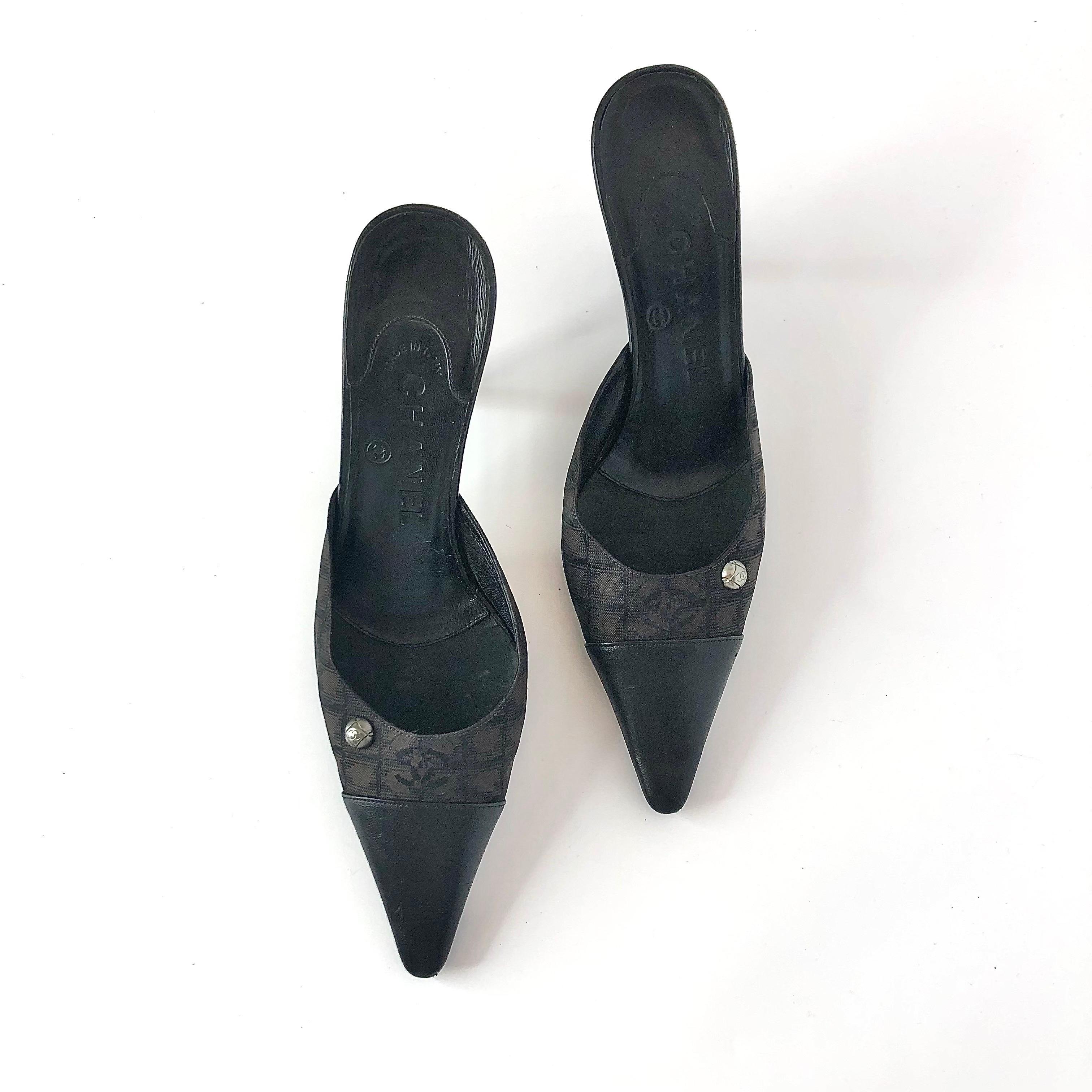 Chanel CC Logo Print Pumps con tacco e muli retrò vintage
Colore Nero
Taglia 36.5EU
Tomaia in Fabrice e pelle
Suola in cuoio
A punta 
Design/One con punta a cappuccio
Tacco basso
CC stampato 
Segni di normale utilizzo, nel complesso buone condizioni