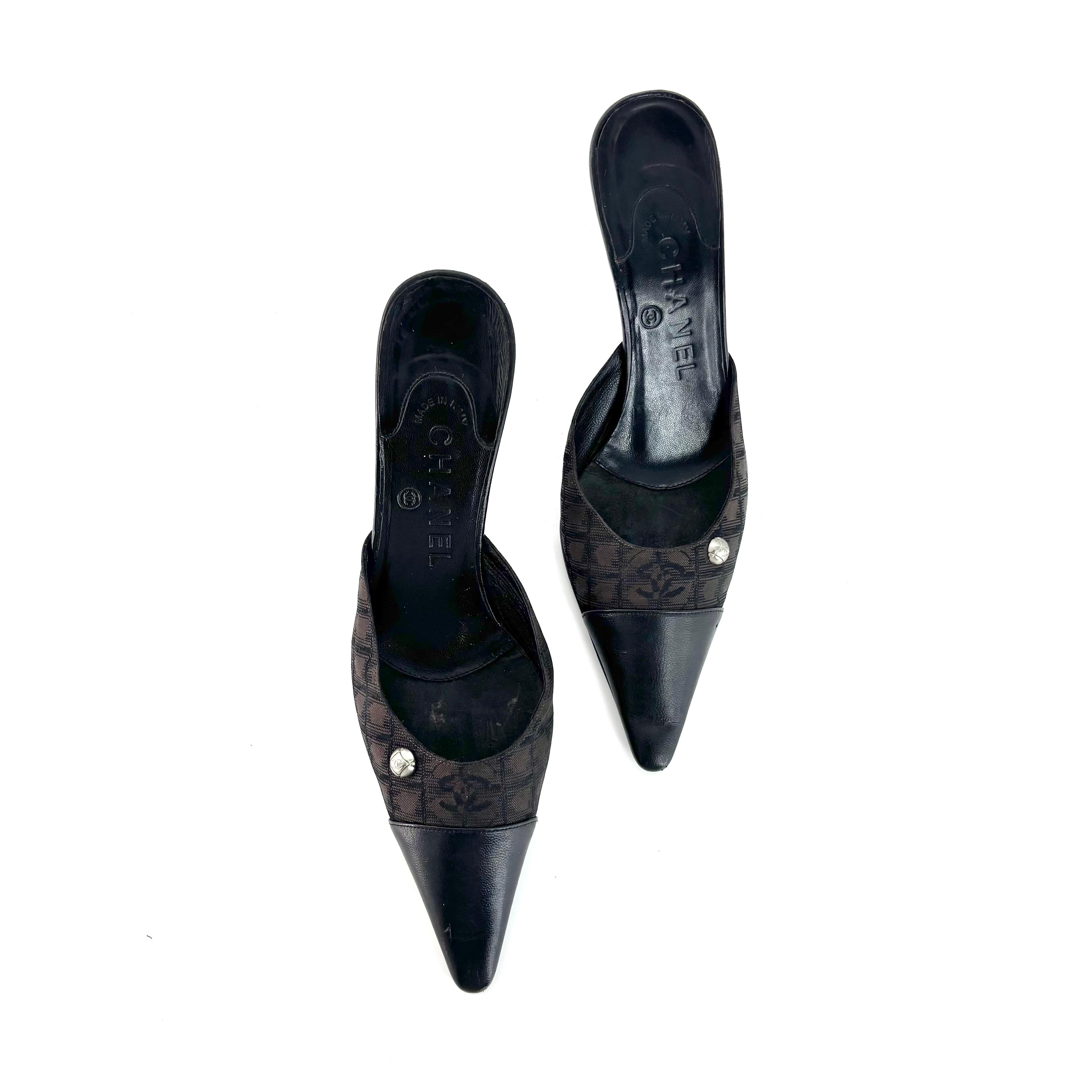 Chanel CC Logo Print Pumps con tacco e muli retrò vintage

Colore Nero
Taglia 36.5EU
Altezza del tacco 3.25in

Tomaia in Fabrice e pelle
Suola in cuoio
A punta 
Design/One con punta a cappuccio
Tacco basso
CC stampato 

Segni di normale utilizzo,