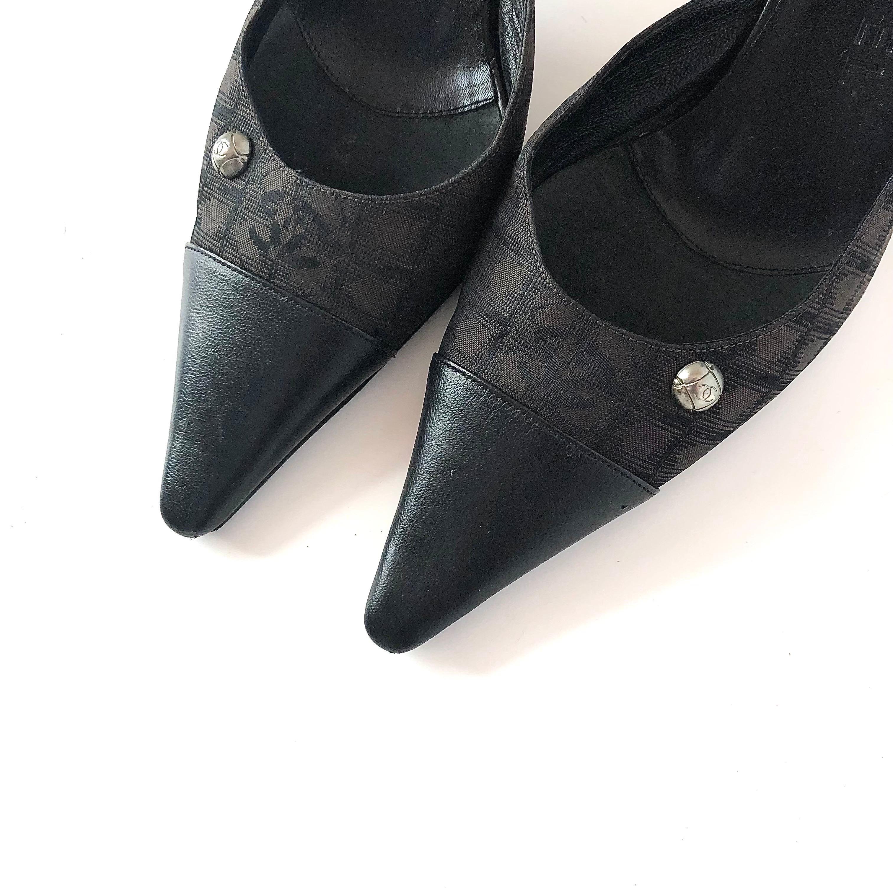Nero Vintage Chanel Logo Print Pointed Toe Mules Pumps 36.5 in vendita