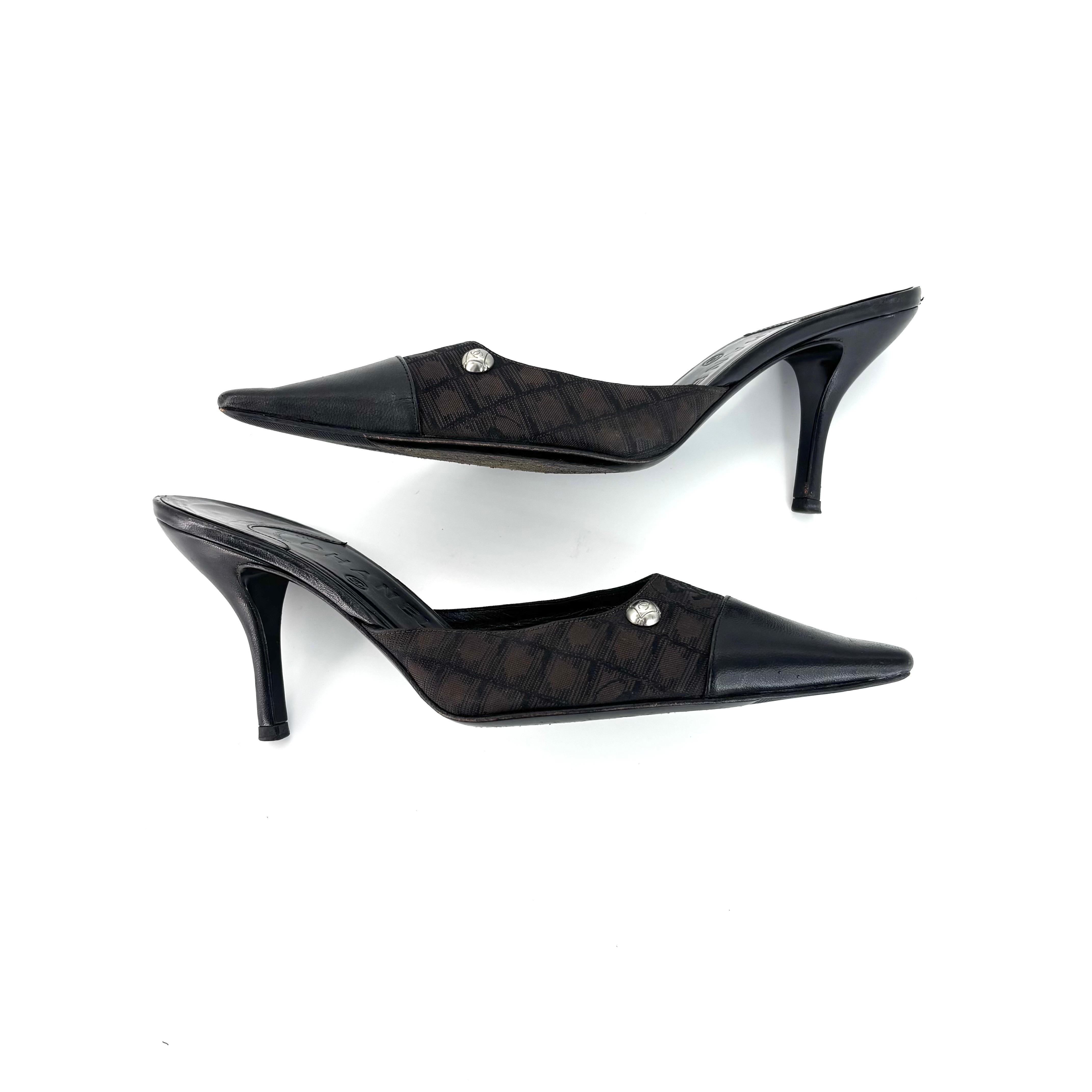 Nero Vintage Chanel Logo Print Pointed Toe Mules Pumps 36.5 in vendita