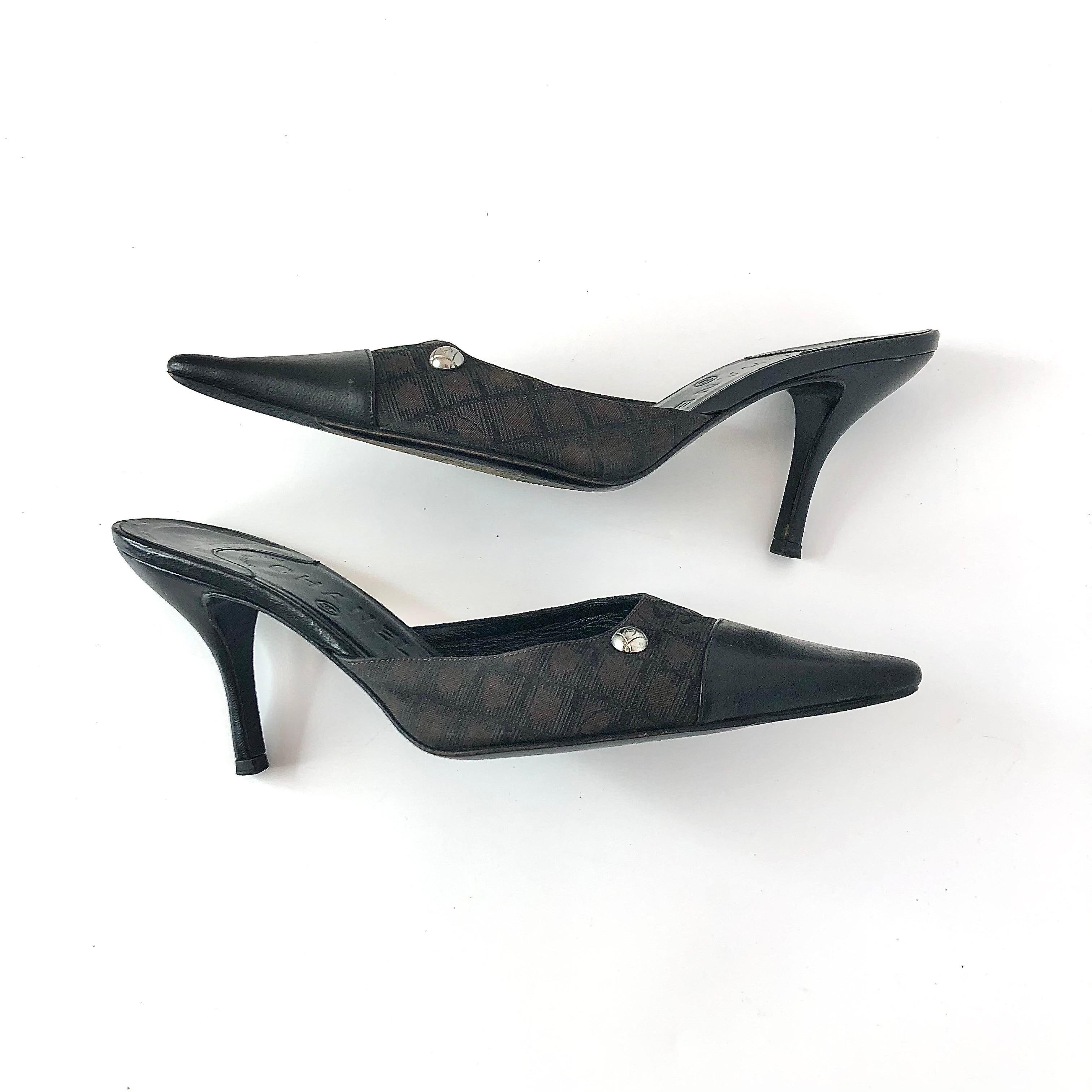 Vintage Chanel Logo Print Pointed Toe Mules Pumps 36.5 In condizioni buone in vendita a Mechanicsville, VA