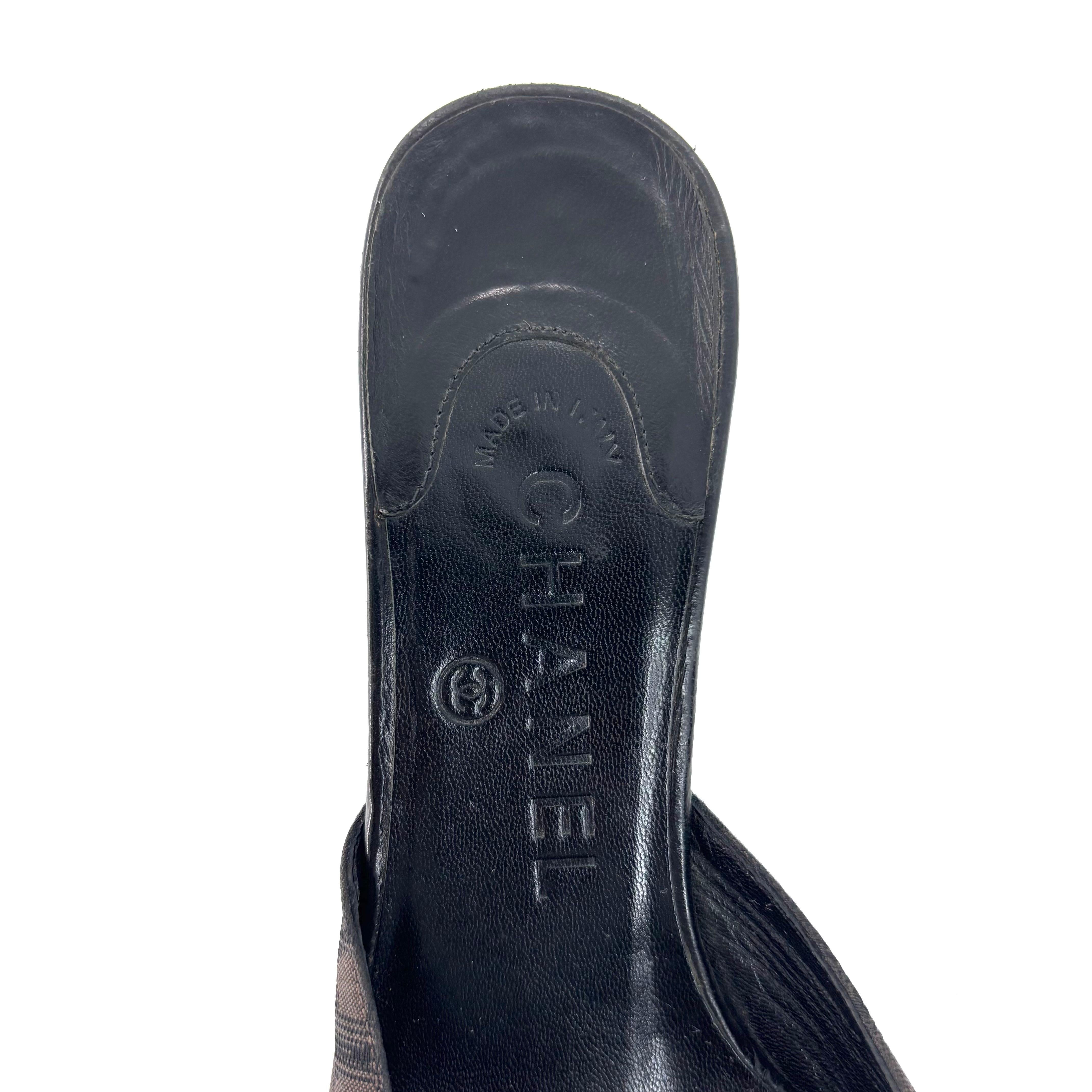 Vintage Chanel Logo Print Pointed Toe Mules Pumps 36.5 In condizioni buone in vendita a Mechanicsville, VA