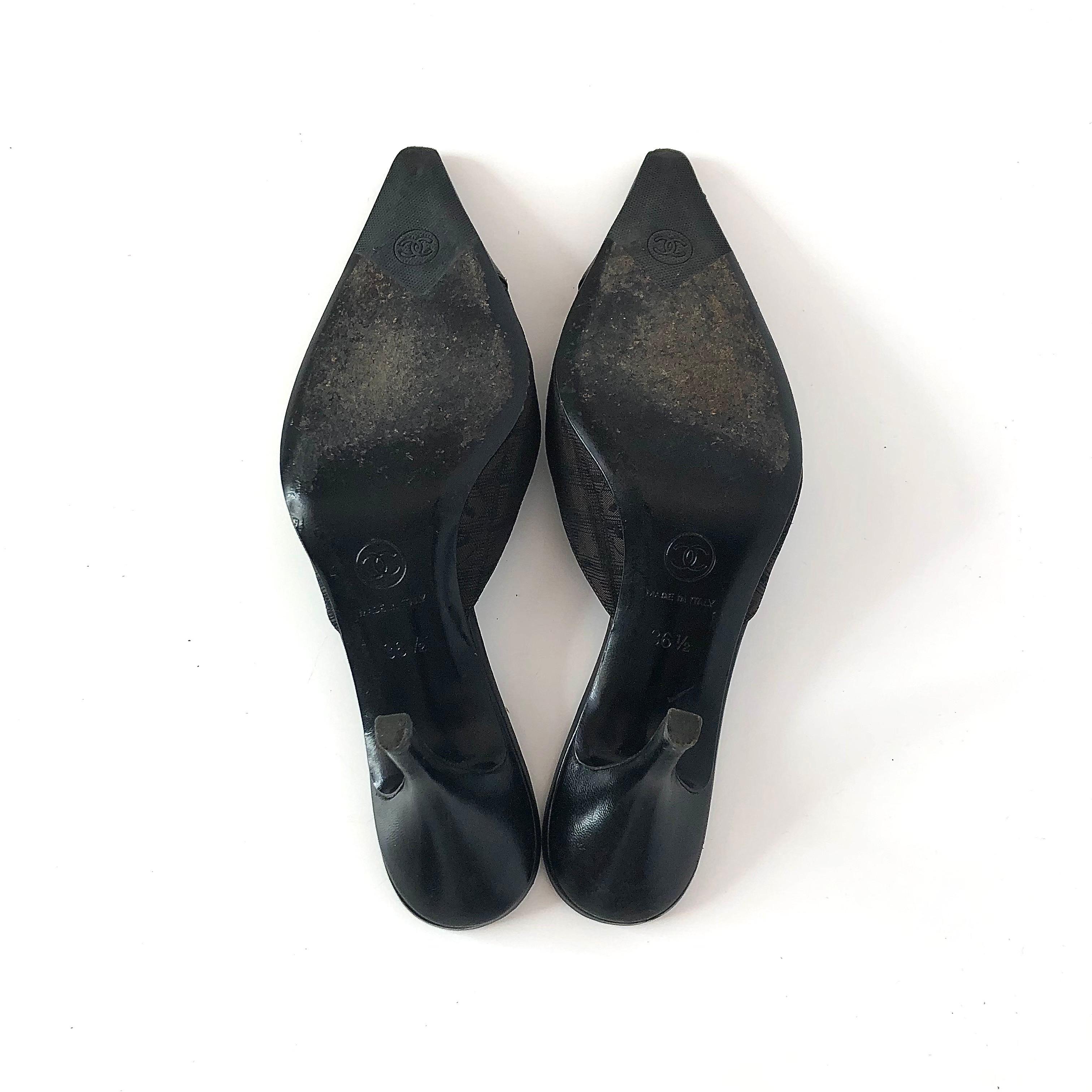 Vintage Chanel Logo Print Pointed Toe Mules Pumps 36.5 in vendita 1
