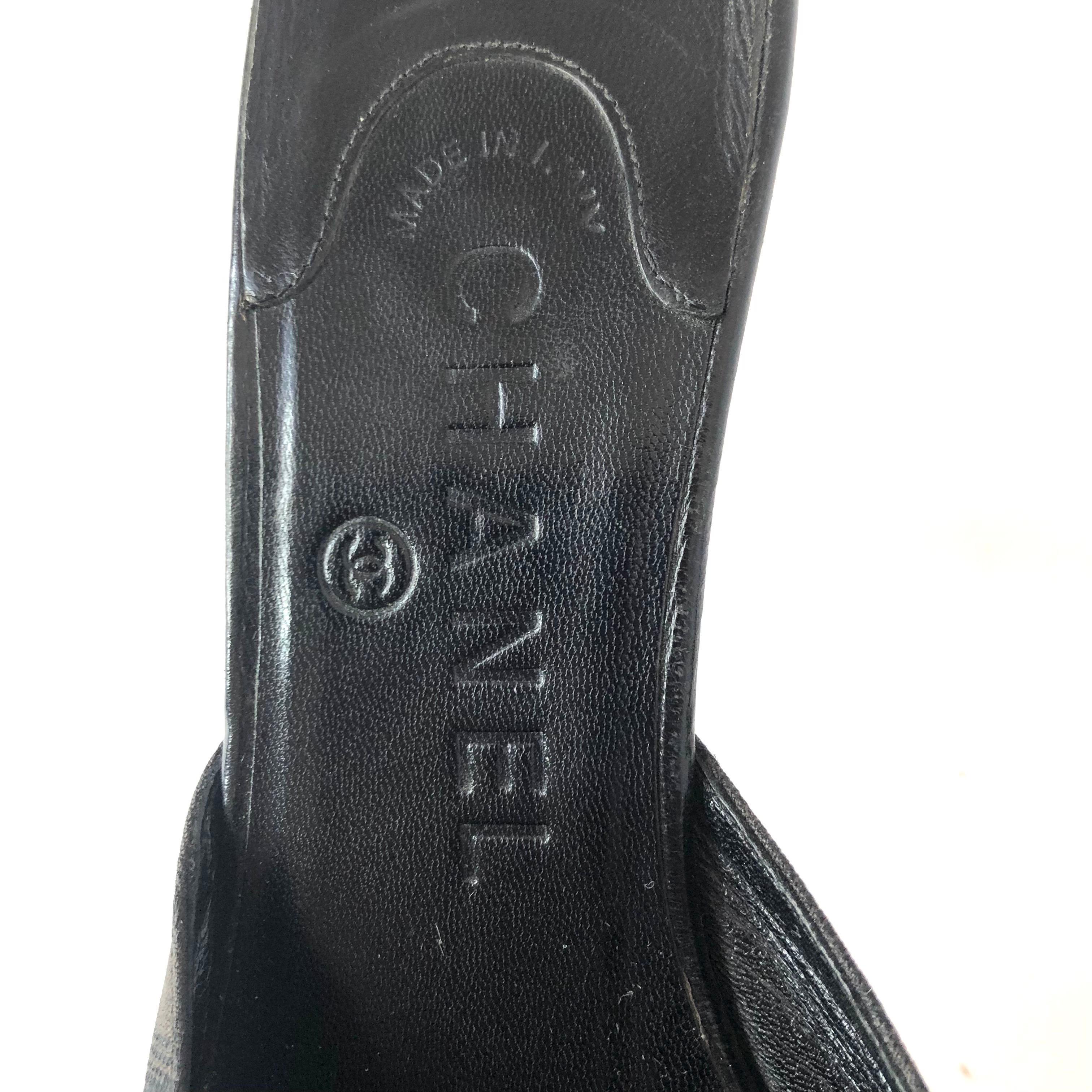 Vintage Chanel Logo Print Pointed Toe Mules Pumps 36.5 in vendita 3