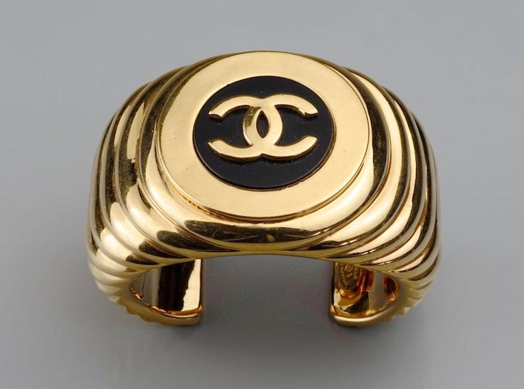 Vintage CHANEL CC Logo Ribbed Cuff Bracelet

Measurements:
Height: 1.97 inches (5 cm)
Inner Circumference: 6.10 inches (15.5 cm) opening included
Opening: 1.18 inches (3 cm)

Features:
- 100% Authentic CHANEL.
- Ribbed pattern cuff bracelet with