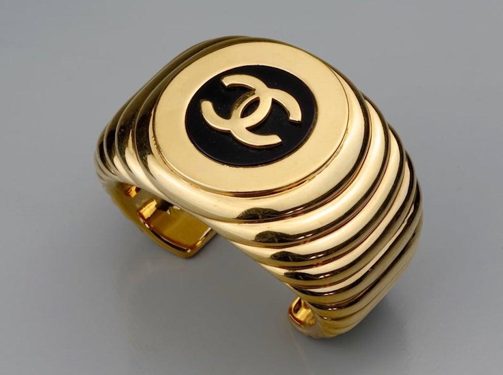 Vintage CHANEL CC Logo Ribbed Cuff Bracelet In Good Condition For Sale In Kingersheim, Alsace