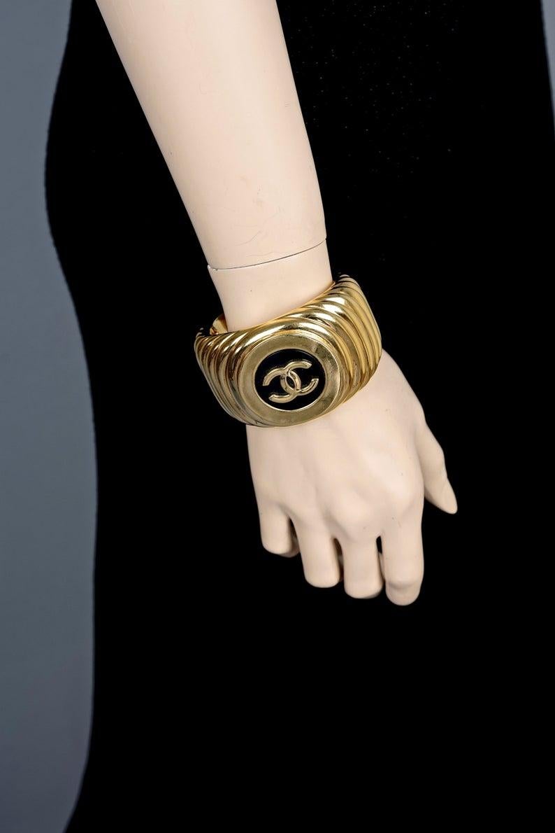Women's Vintage CHANEL CC Logo Ribbed Cuff Bracelet For Sale