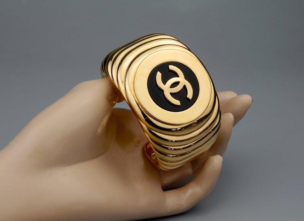 Vintage CHANEL CC Logo Ribbed Cuff Bracelet For Sale 1