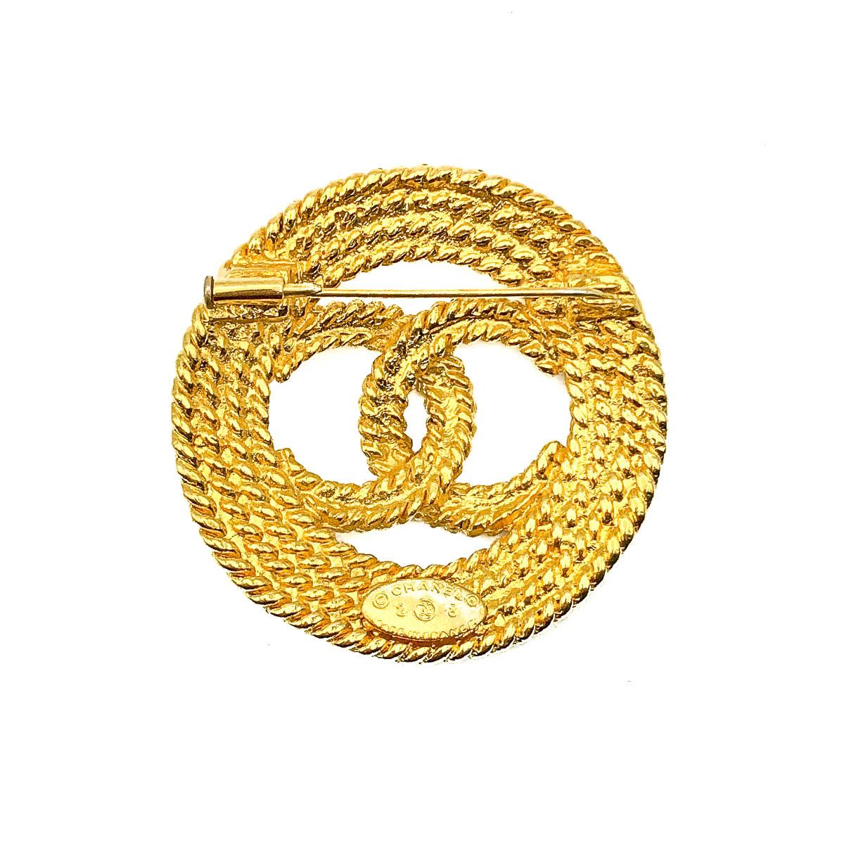 Une magnifique broche Vintage Chanel CC Rope Brooch datant des années 1980 et des premières années de Karl Lagerfeld et Victoire de Castellane à la tête des bijoux fantaisie pour Chanel. Le logo CC emboîté de Coco Chanel, dans un motif de corde