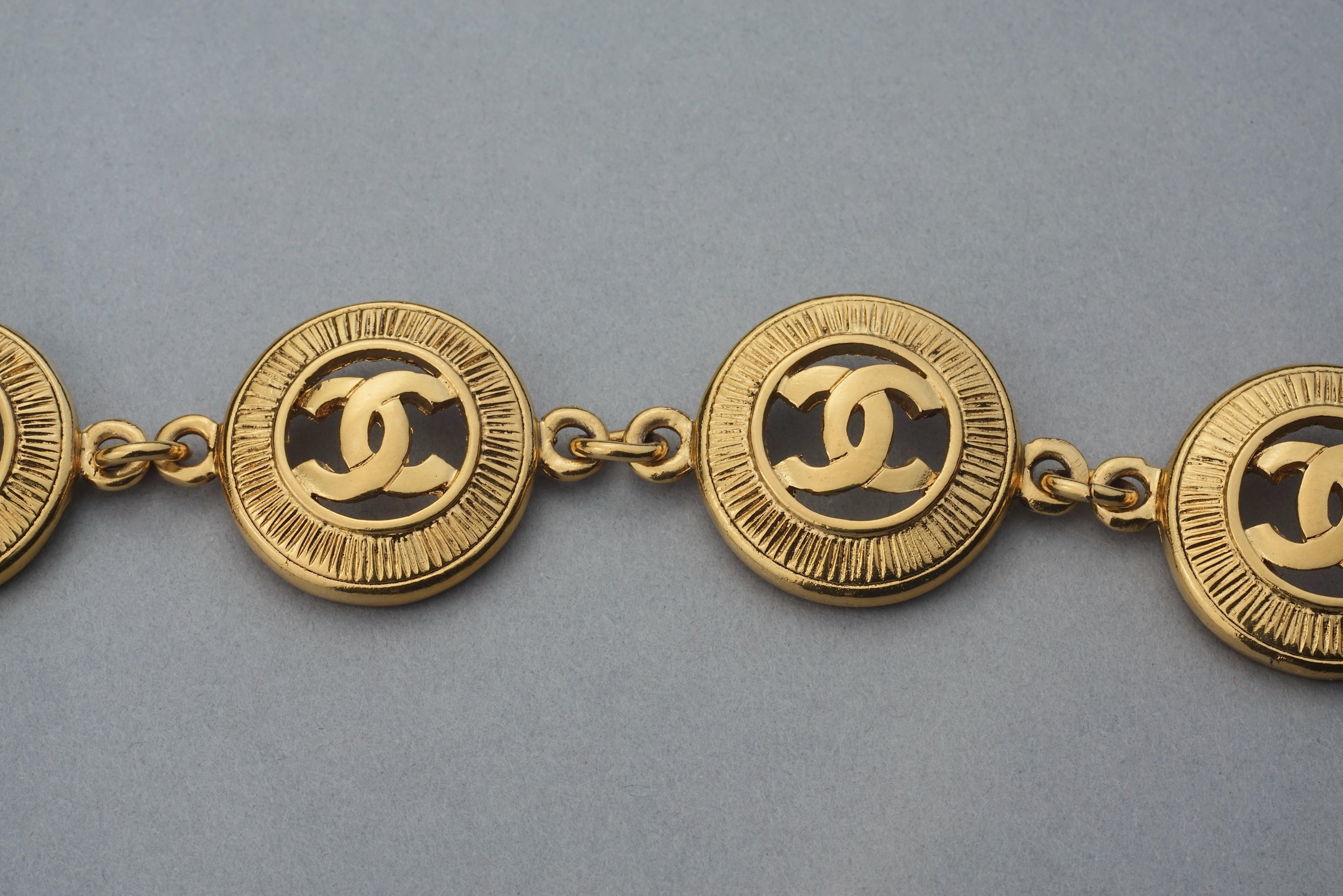 Vintage CHANEL CC Logo Sunburst Openwork Medallion Charm Necklace In Good Condition In Kingersheim, Alsace